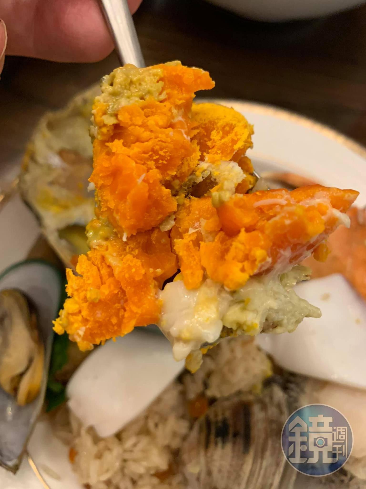看看這蟹黃，說真的，山海樓版本的紅蟳海鮮米糕非常好吃。