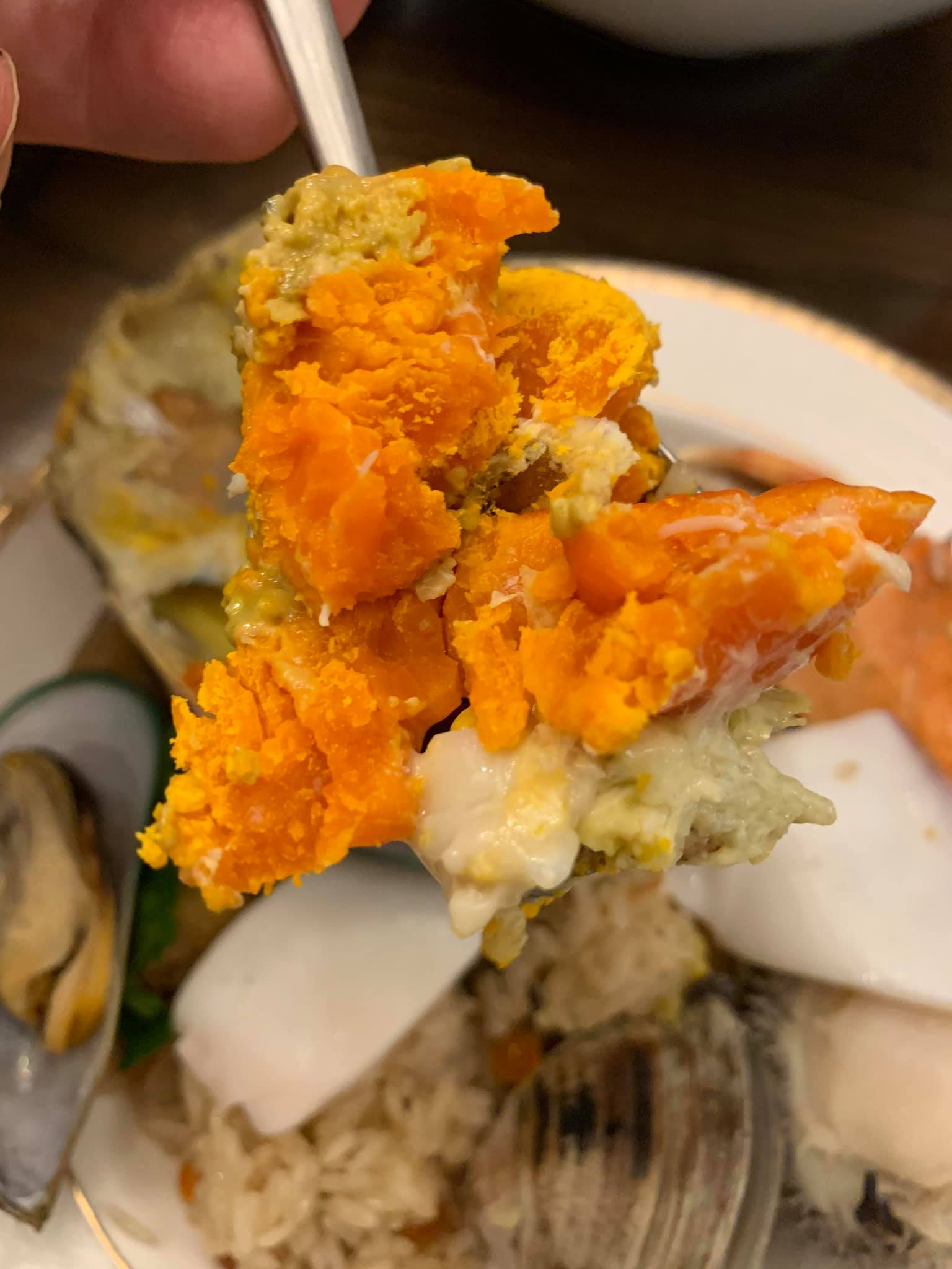 看看這蟹黃，說真的，山海樓版本的紅蟳海鮮米糕非常好吃。