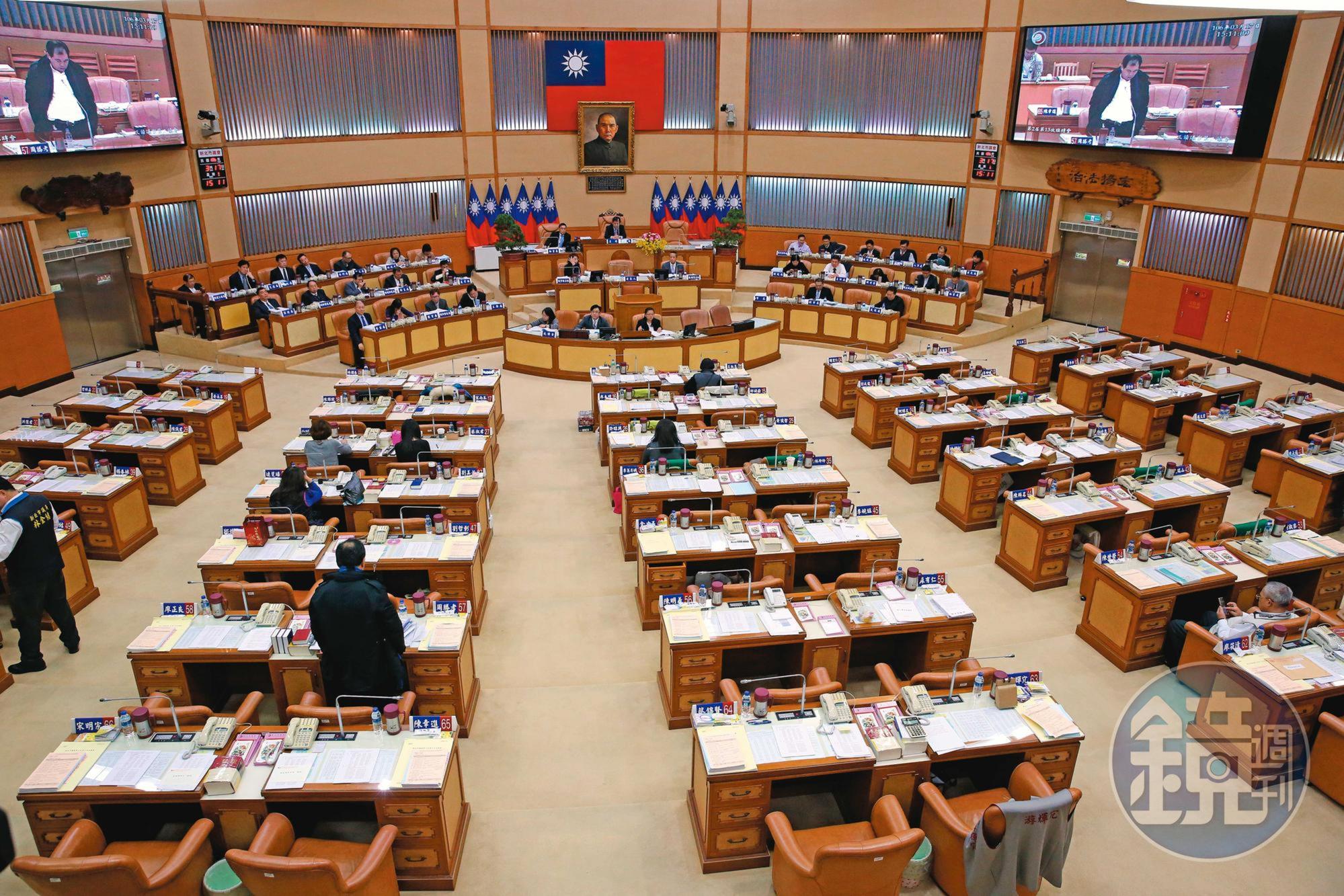 新北市議會共66位議員,傳聞遭市府列黑名單的議員不分藍綠。