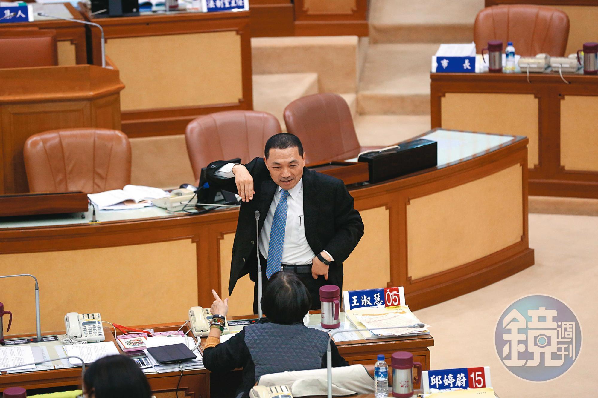 傳出不分藍綠,都有議員被新北市府列入黑名單,圖為新北市長侯友宜與議員在議會互動。