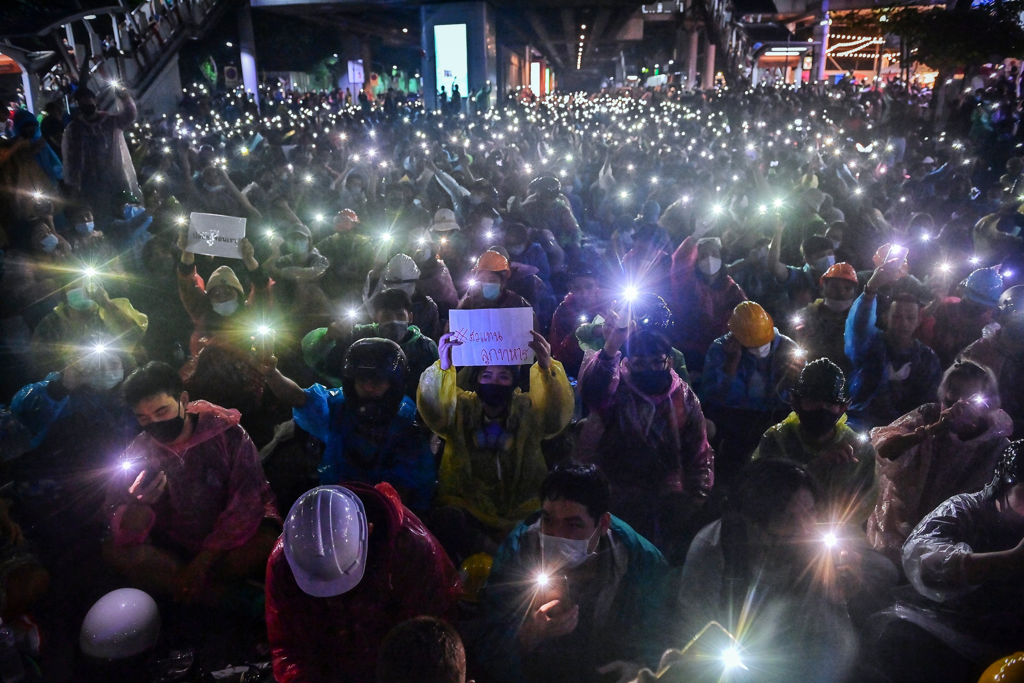 泰國示威活動奏效，逼得總理帕拉育不得不面對。（翻攝自推特@ajplus）