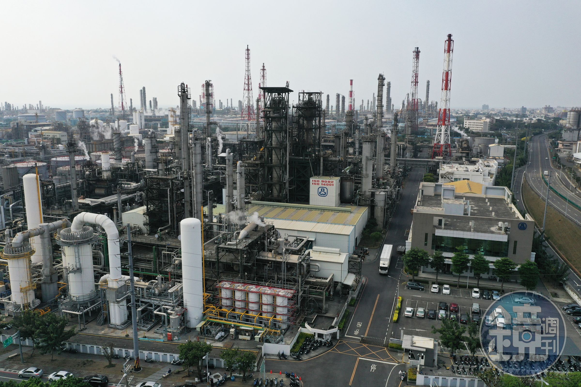 今（20日）又傳中油林園廠燃燒塔冒火光、黑煙，被環保局抓到今年第4起事故，將裁罰最高500萬元。（本刊資料照）