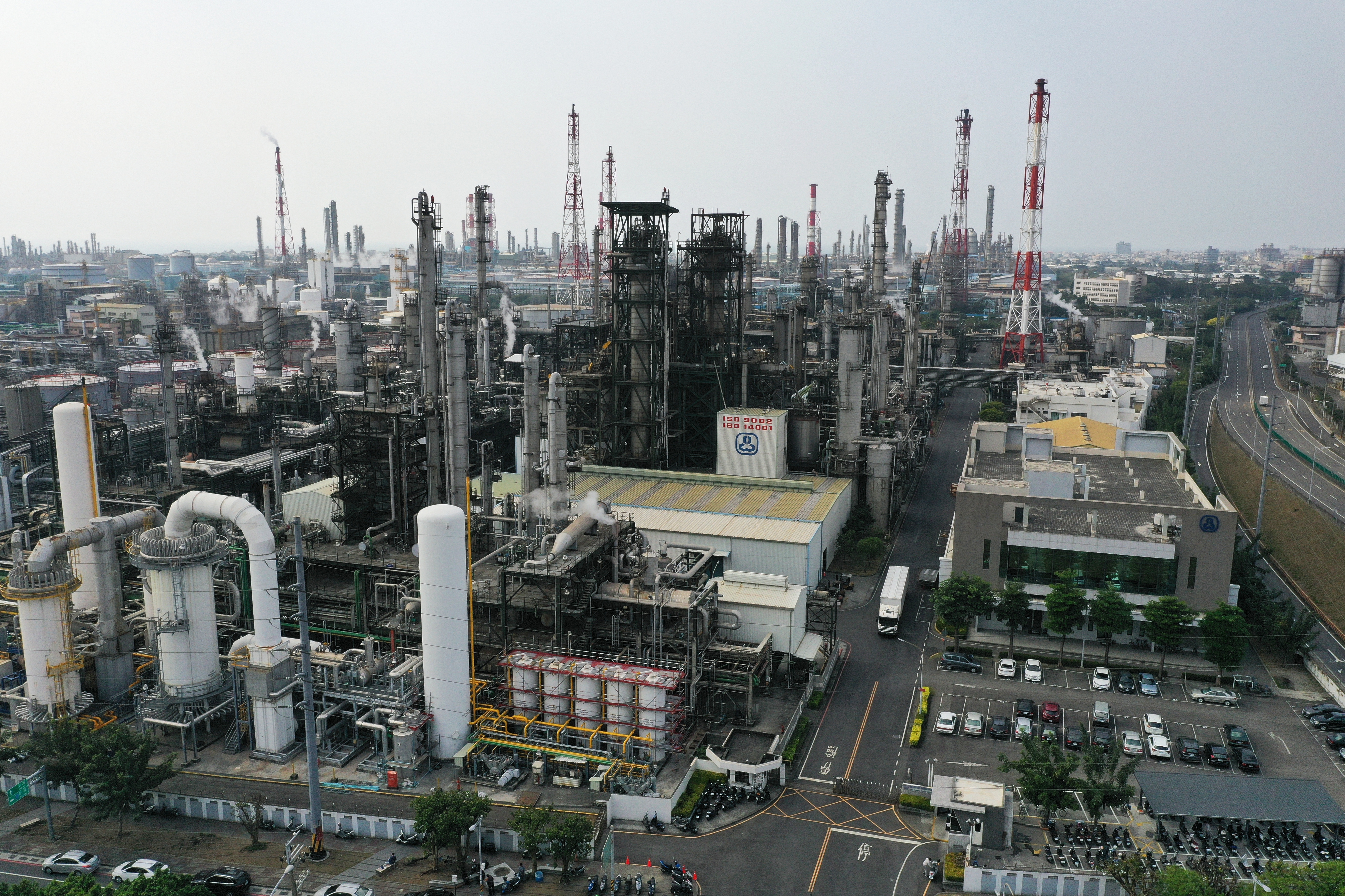 今（20日）又傳中油林園廠燃燒塔冒火光、黑煙，被環保局抓到今年第4起事故，將裁罰最高500萬元。（本刊資料照）