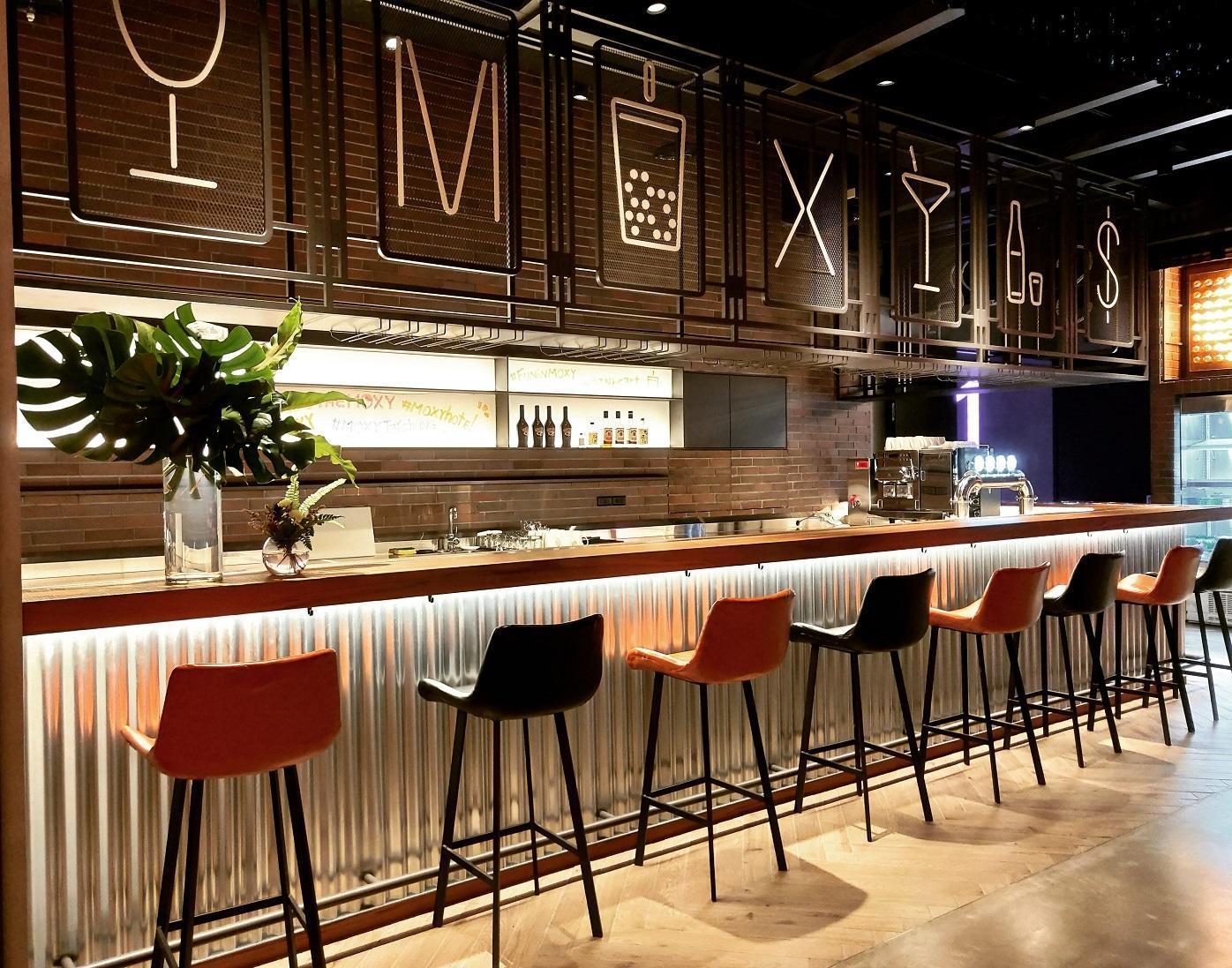 「The Moxy Bar」身兼辦理入退房手續、手調酒茶飲、現做餐點及辦活動等多元功能。(台中豐邑Moxy酒店提供)
