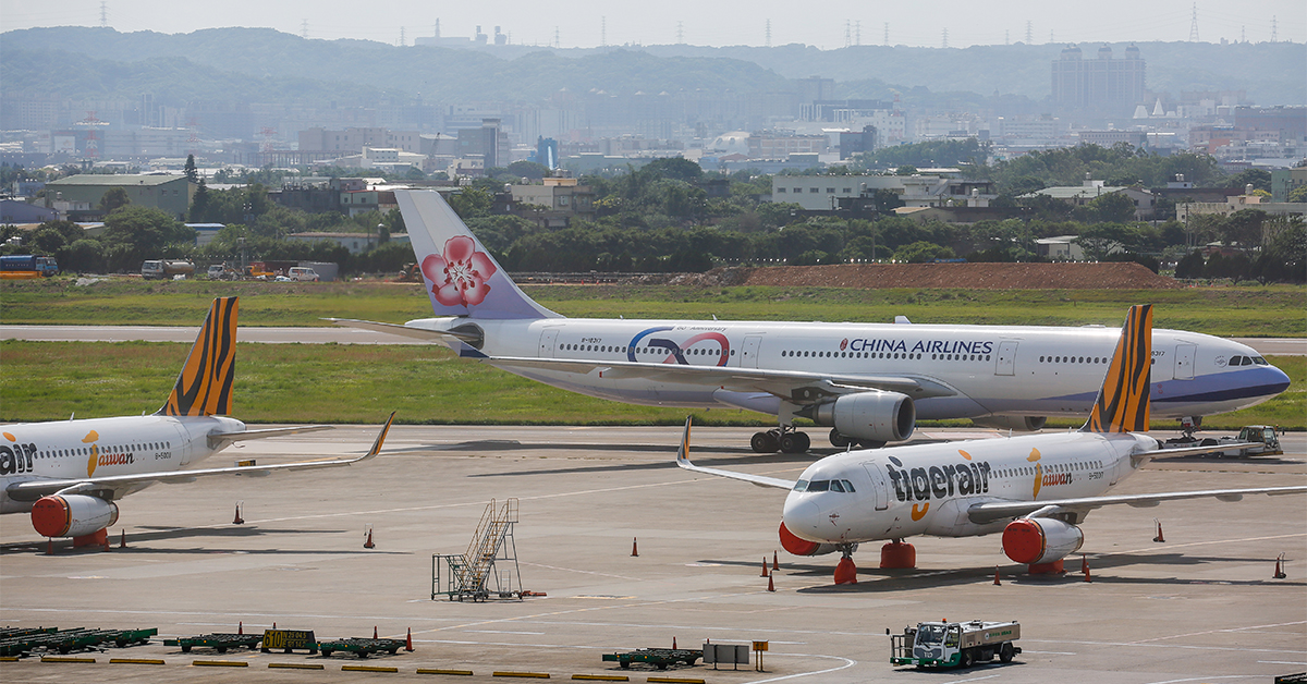 達德能源規劃在桃園外海興建的麗威風場，2017年已通過環評，為證明風場與機場是可以共存的，而且不但不會有飛安的疑慮，也不會影響機場的運作，達德能源也提出了8個與機場共存的風場案例。（桃園機場示意圖，鏡週刊資料照）