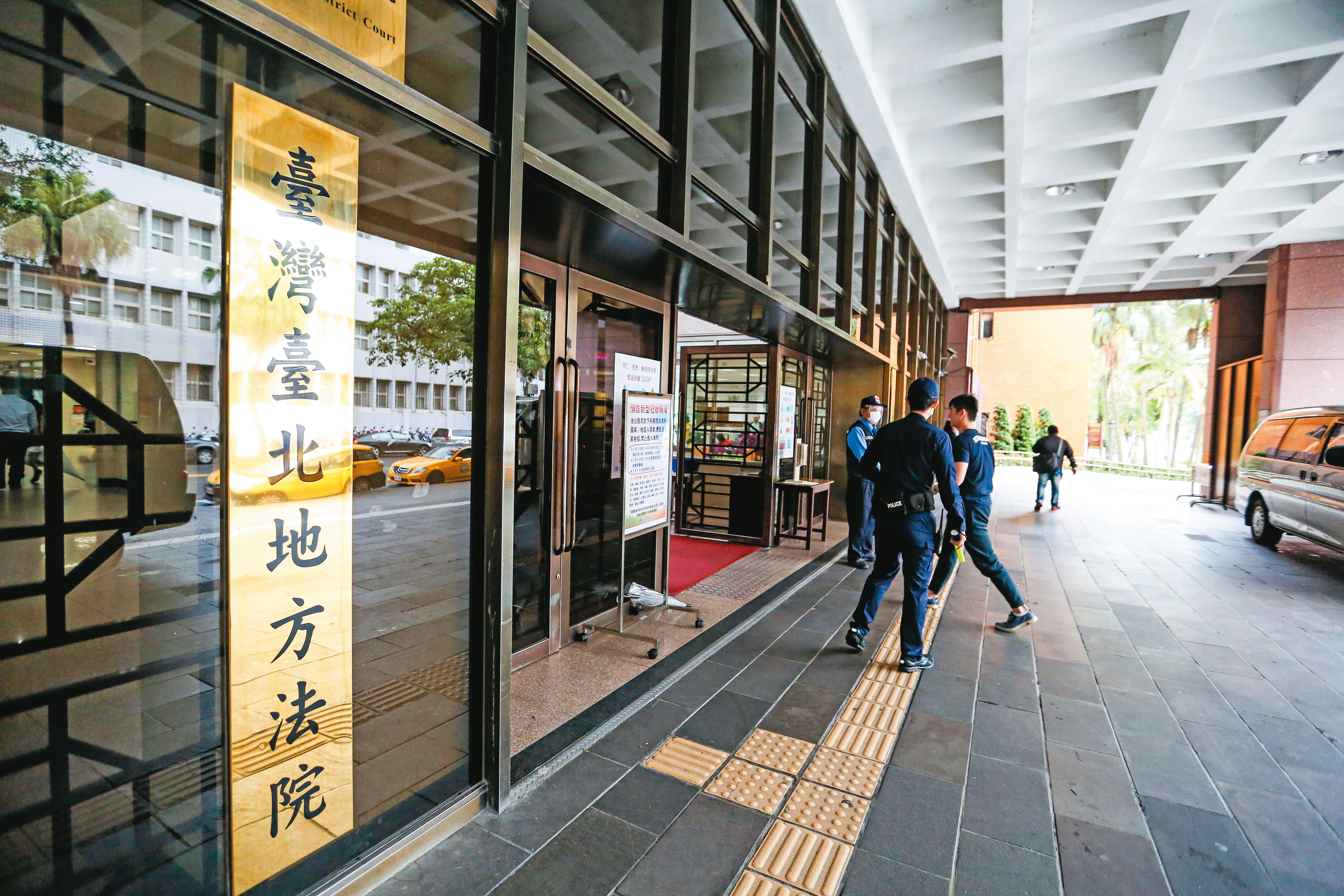 台北地院民事庭裁定由專家接管張榮發基金會,黑道恐嚇長榮高層案則由刑事庭審理中。