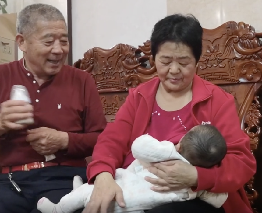 中國大陸一對山東夫妻年近70高齡產子,還是「自然受孕」,超狂事蹟引起討論。(翻攝自《新京報我們》秒拍視頻)