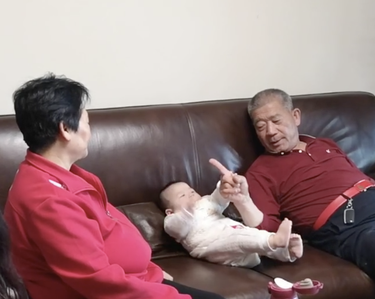 田新菊(左)和黃維平(右)對小生命的到來表示雖然疲累,但非常幸福。(翻攝自《新京報我們》秒拍視頻)