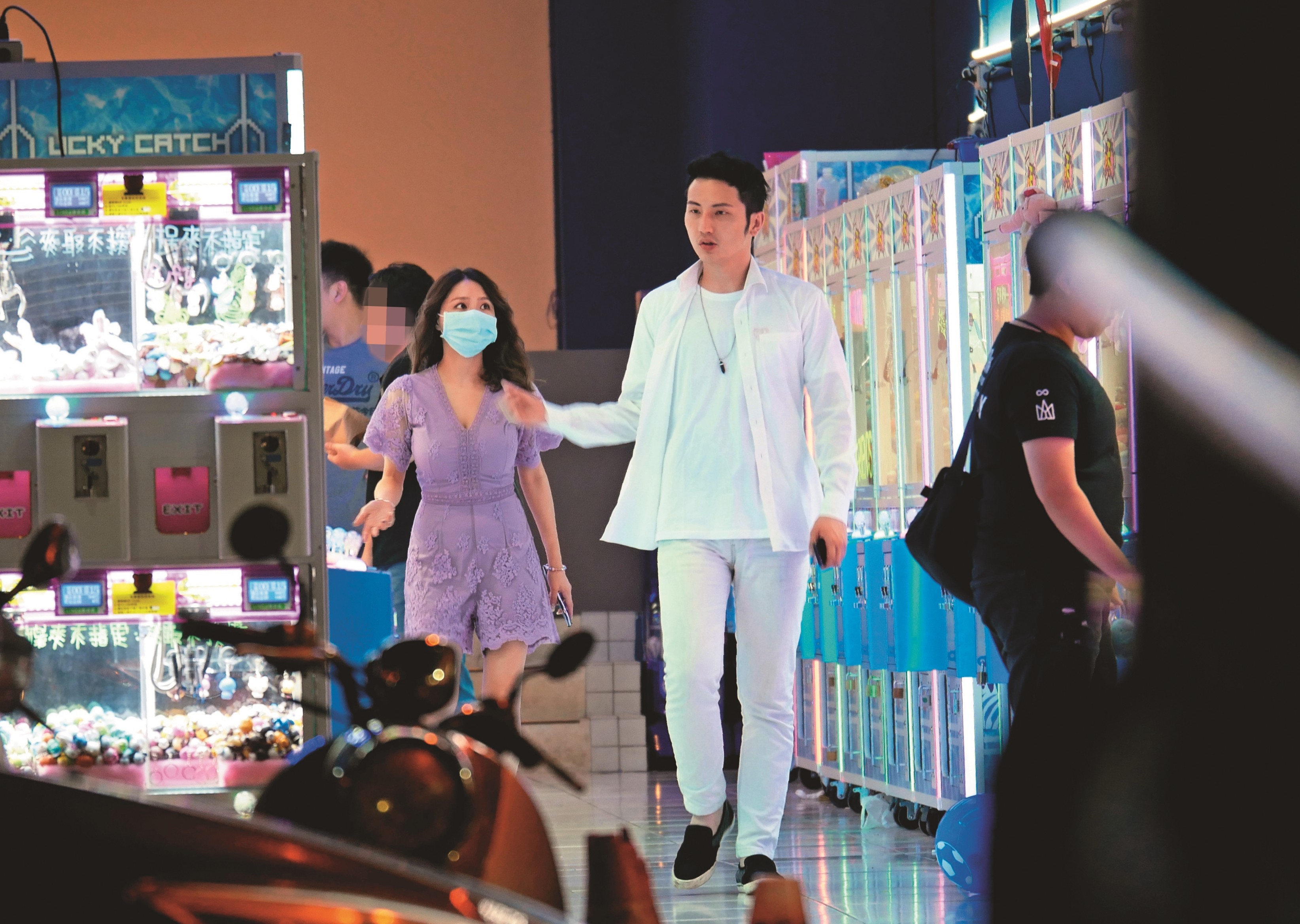 前年6月，本刊曾拍到熊熊和圈外高帥男友人逛街約會。