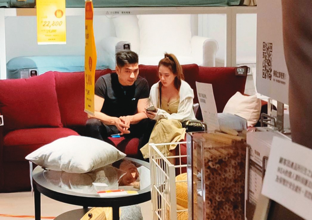 7月分本刊拍到熊熊和特斯拉男逛商場買家具，疑似為布置新房做準備。