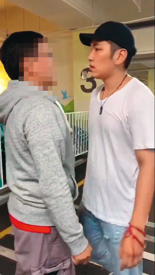 今年4月,特斯拉男在停車場與人發生爭執,模樣凶狠。(讀者提供)