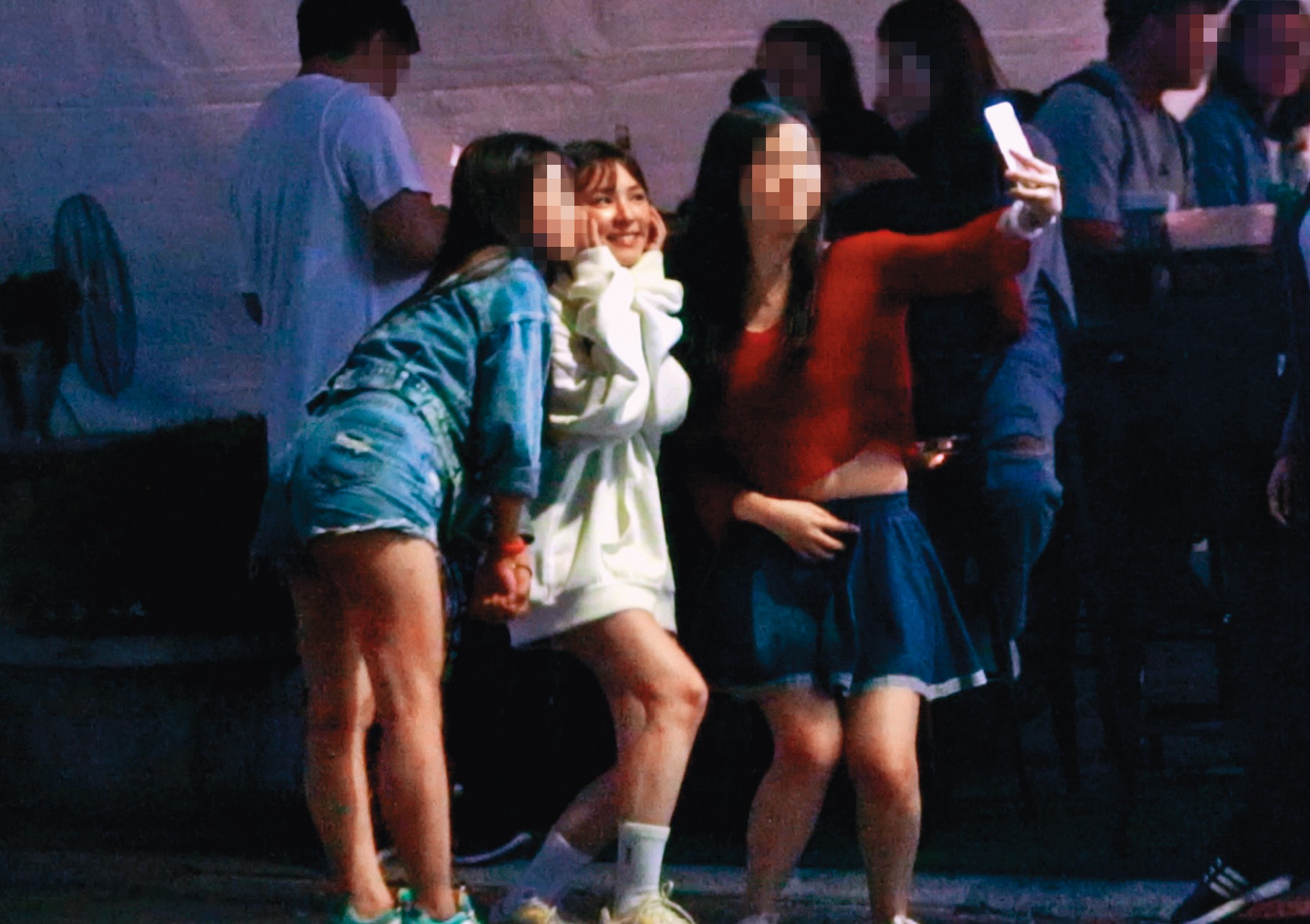 10月11日00：37，熊熊在自家串燒攤前，當起人型立牌，和客人朋友們合照。