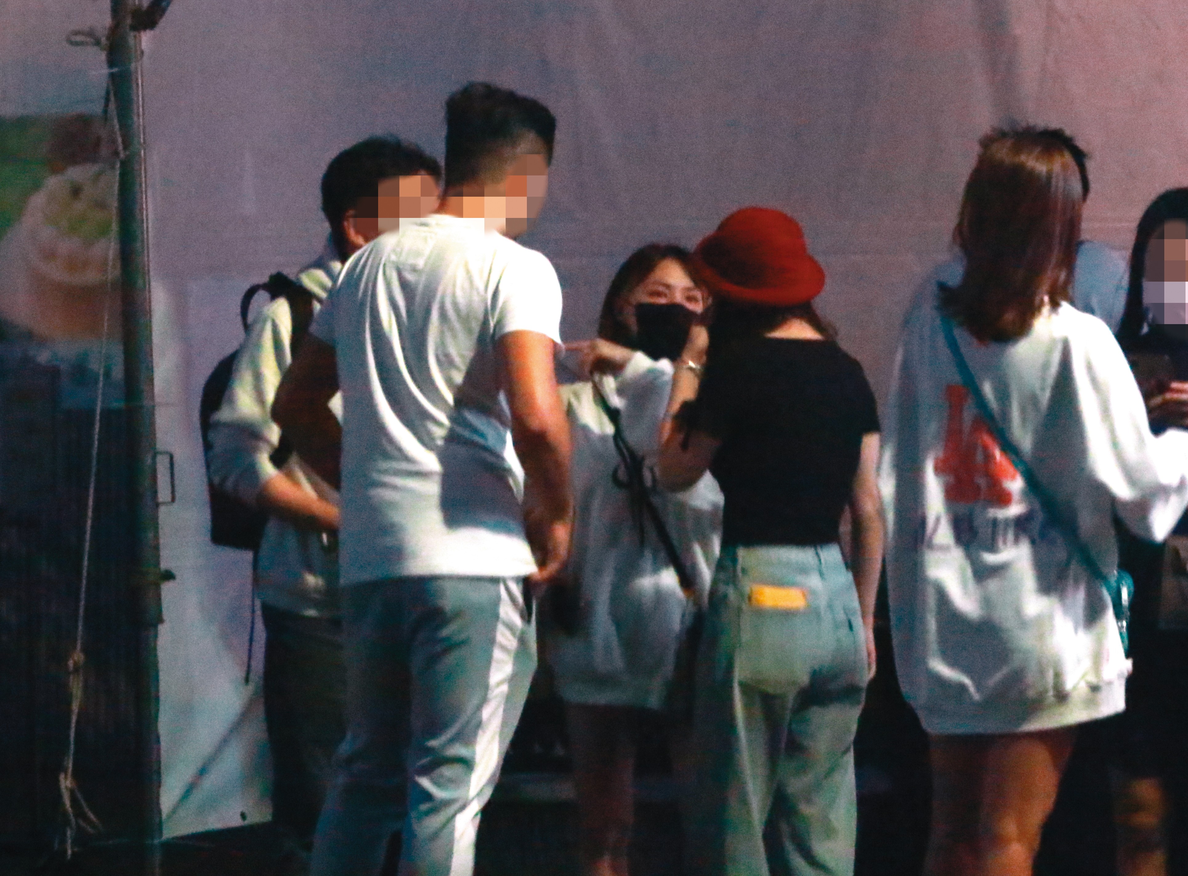 10月11日00：40，熊熊和朋友合資的串燒攤在國慶日開幕，現場生意相當不錯，聚集不少人潮。