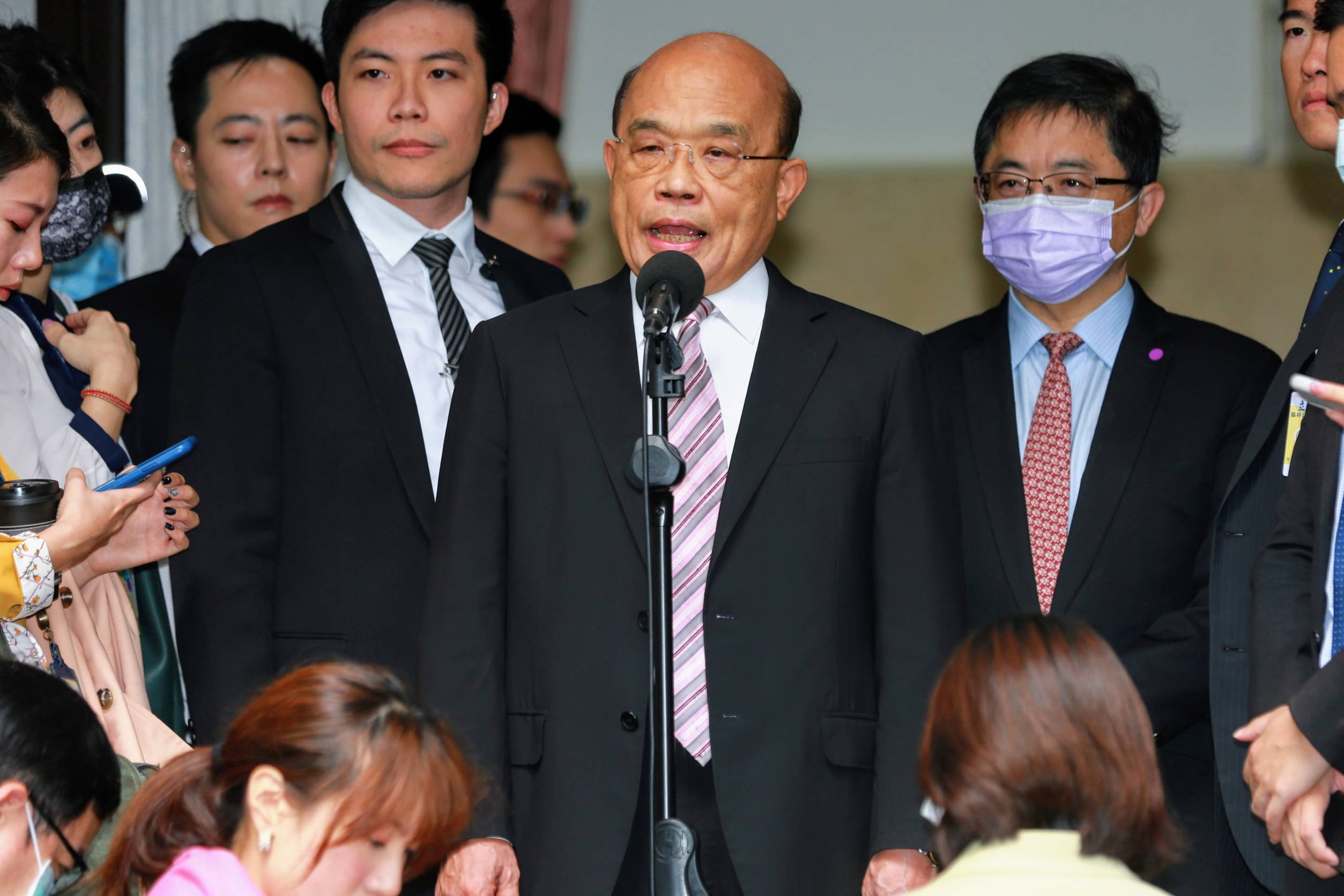 行政院長蘇貞昌赴立院報告，被媒體問到中天換照案，他表示行政院會完全尊重NCC的專業審查。