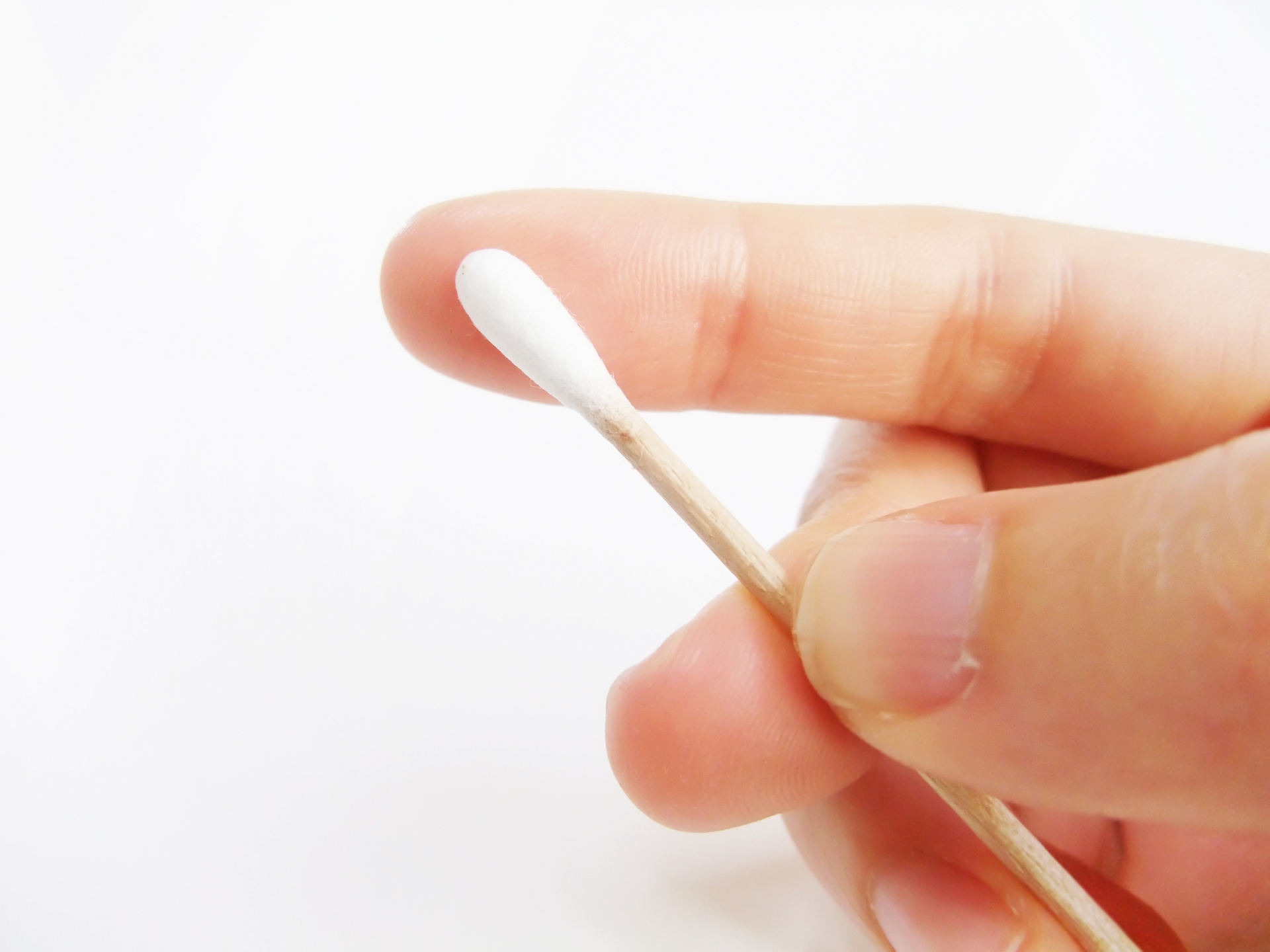 耳鼻喉科醫師陳亮宇表示，耳朵進水若用棉花棒清乾，恐造成失聰。（示意圖，photo-ac）