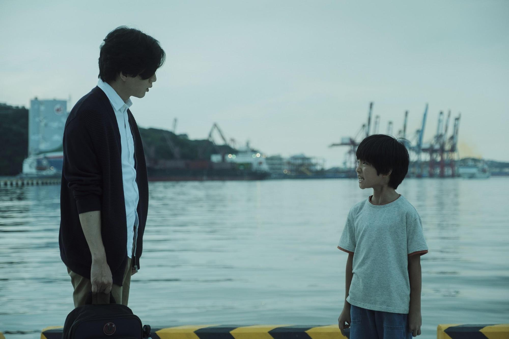 莫子儀(左)、白潤音(右)主演的《親愛的房客》,在有山、有海的基隆拍攝。(牽猴子提供)