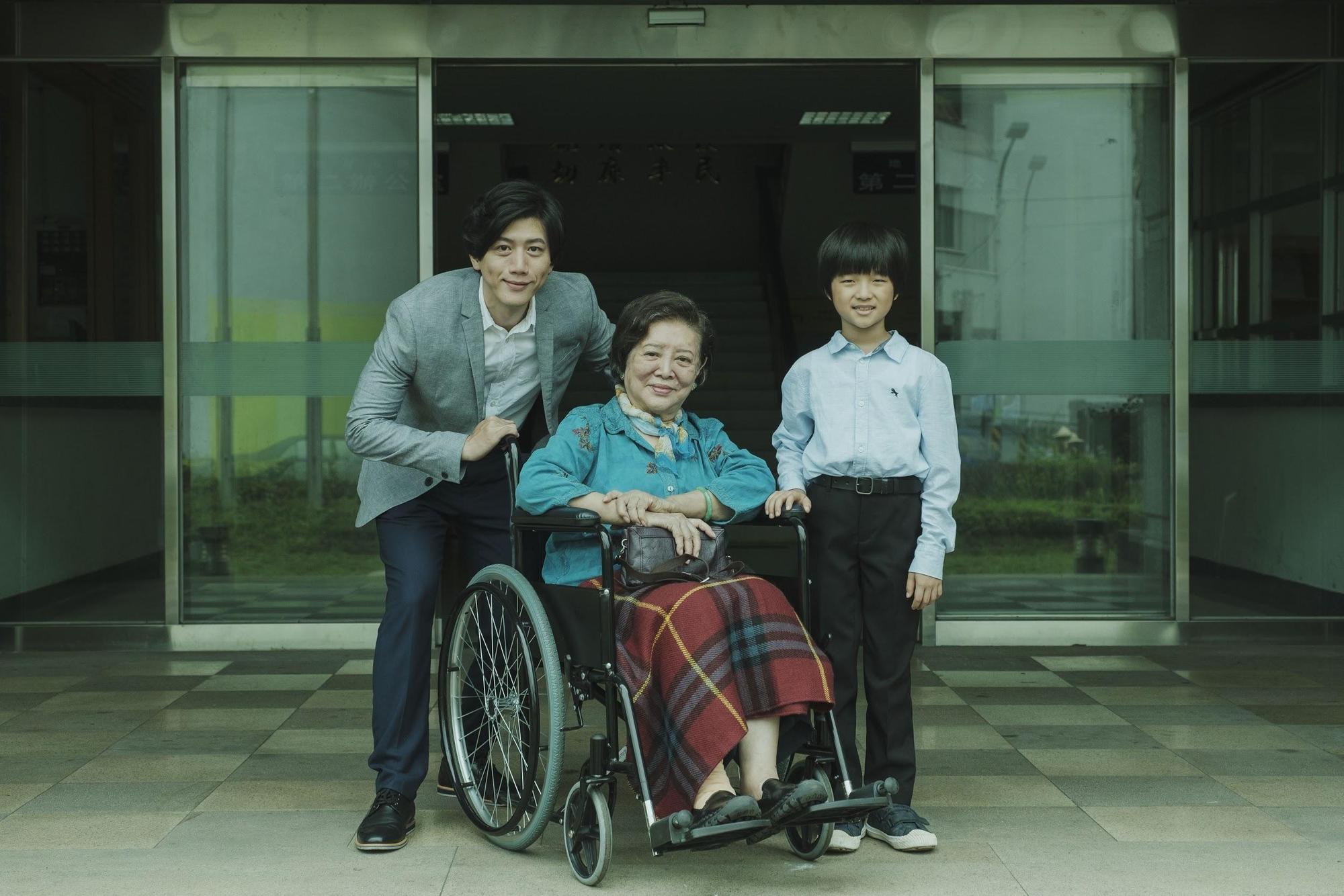 表演科班出身的莫子儀（左）有逾20年的戲齡，陳淑芳（中）演戲則已超過一甲子。（牽猴子提供）　