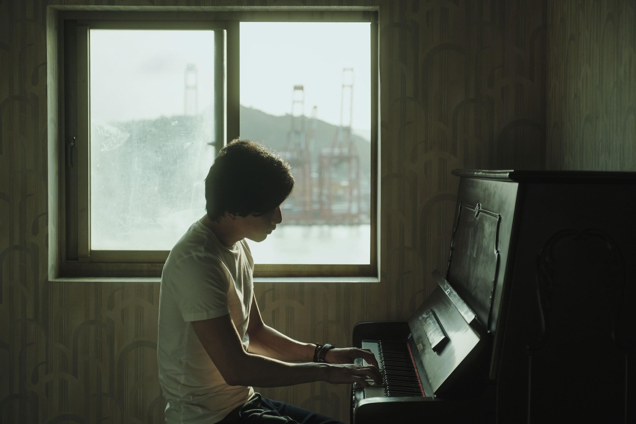 片中莫子儀因飾演鋼琴老師，有教學生鋼琴與借琴音抒發情感的戲。（牽猴子提供）