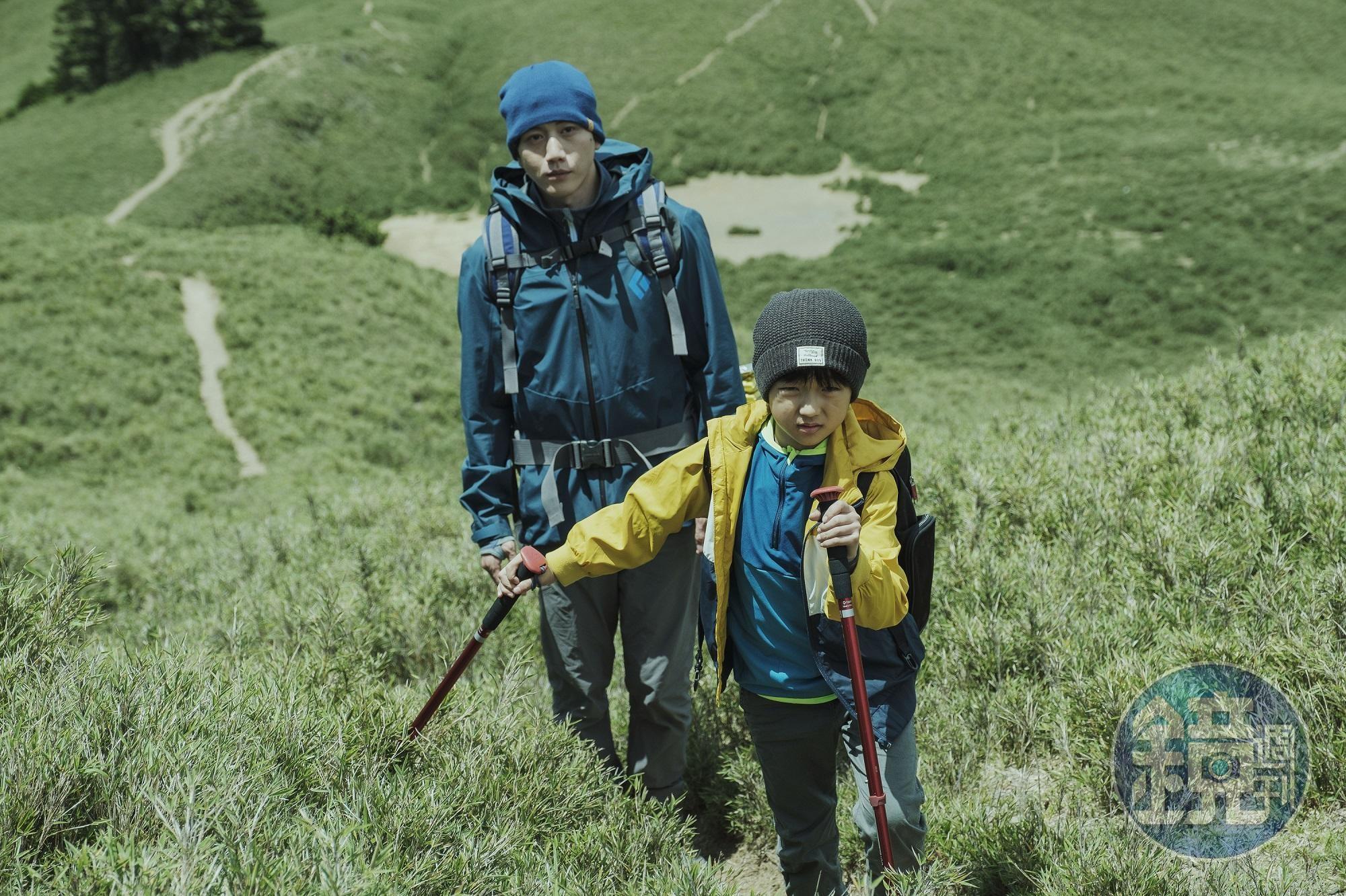 戲中莫子儀（左）帶著白潤音（右）一起登山。（牽猴子提供）