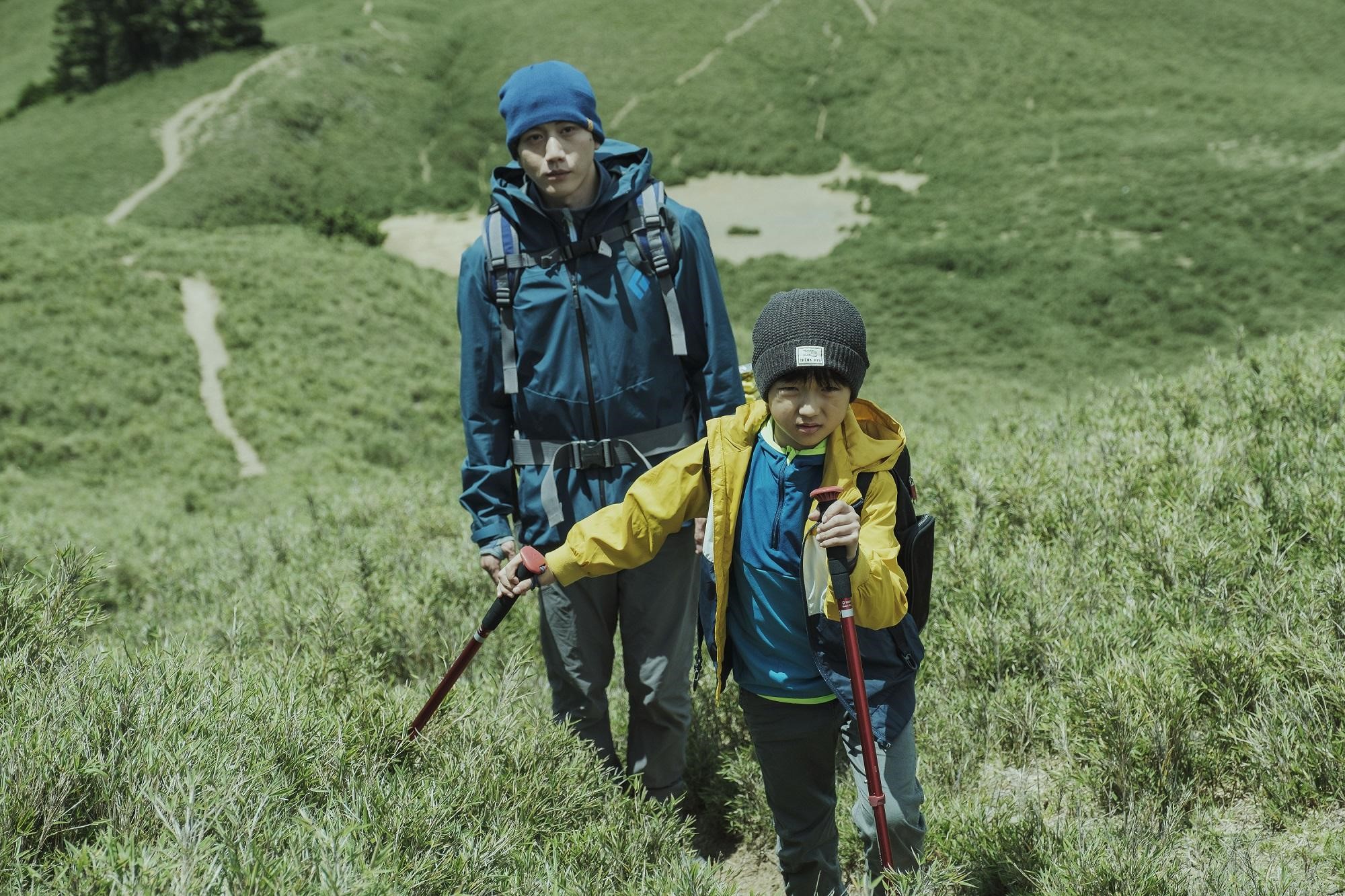 戲中莫子儀（左）帶著白潤音（右）一起登山。（牽猴子提供）