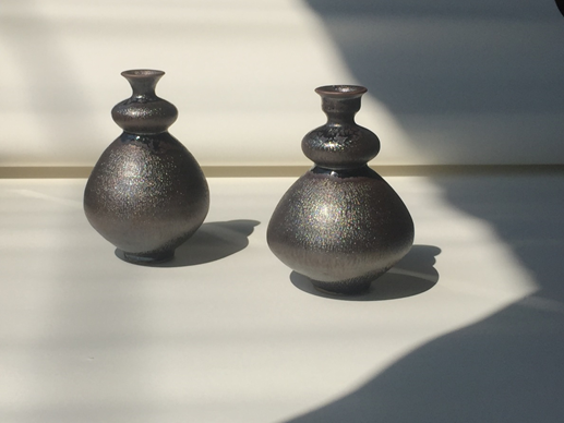 「舞會上的少女」彷彿可見盛裝打扮的兩位少女，在和諧共生的人生舞台，翩翩起舞。（何來香提供）