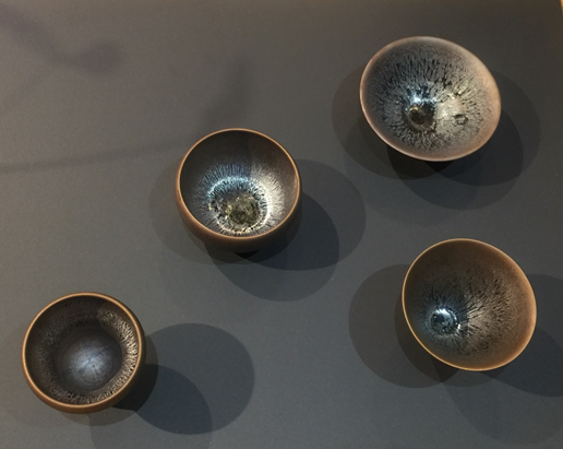 「生生不息」單元中,則由4件作品展現花從微開到綻放的過程。(何來香提供)
