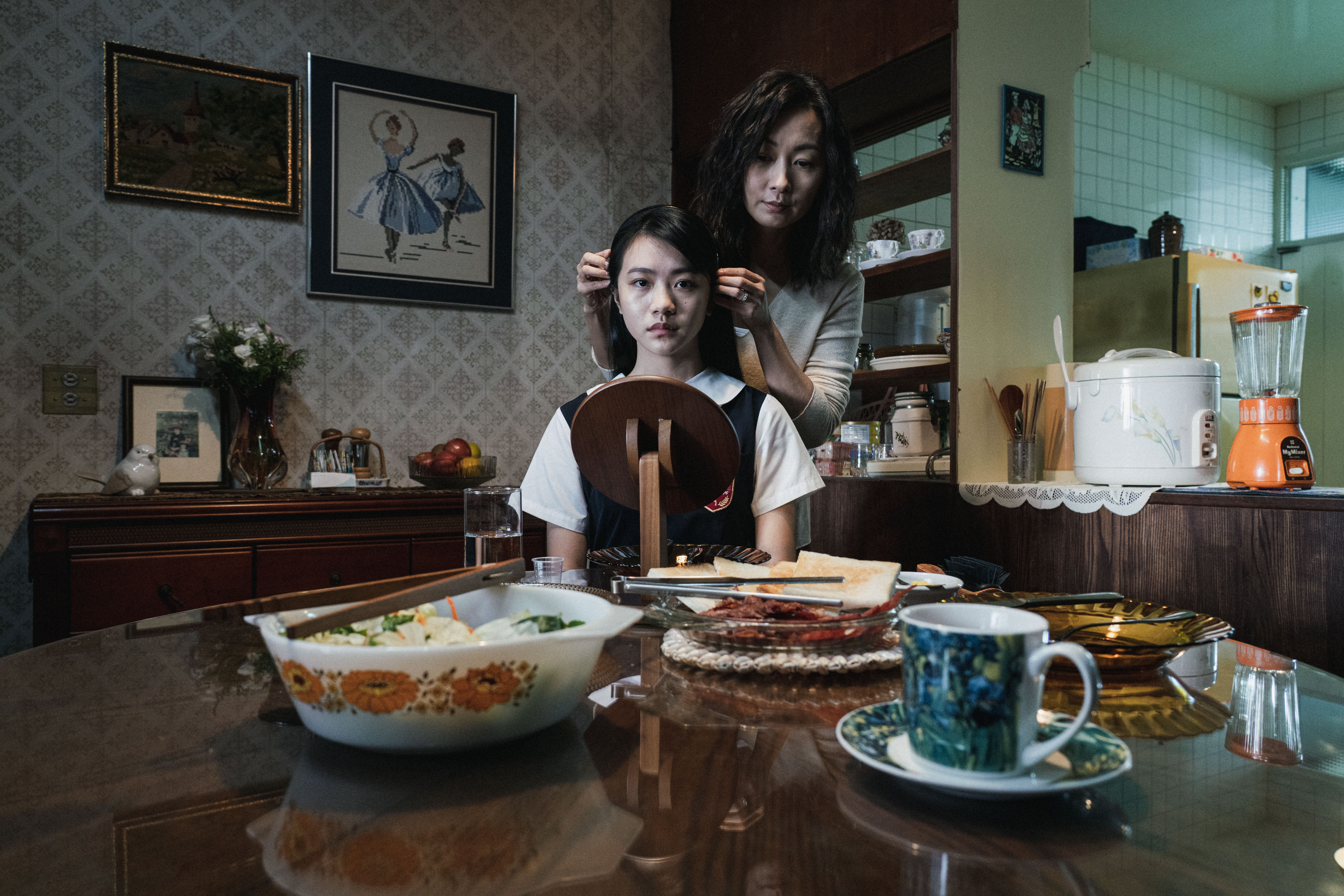 實力派演員鄭家榆（後）飾演李玲葦（前）的控制狂母親。（公視提供）