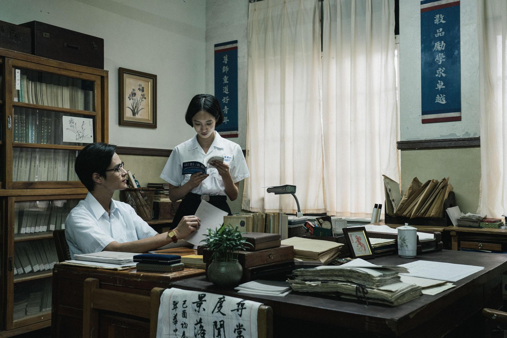 夏騰宏(左)與韓寧(右)在影集中分別飾演張老師與方學姊。(公視提供)