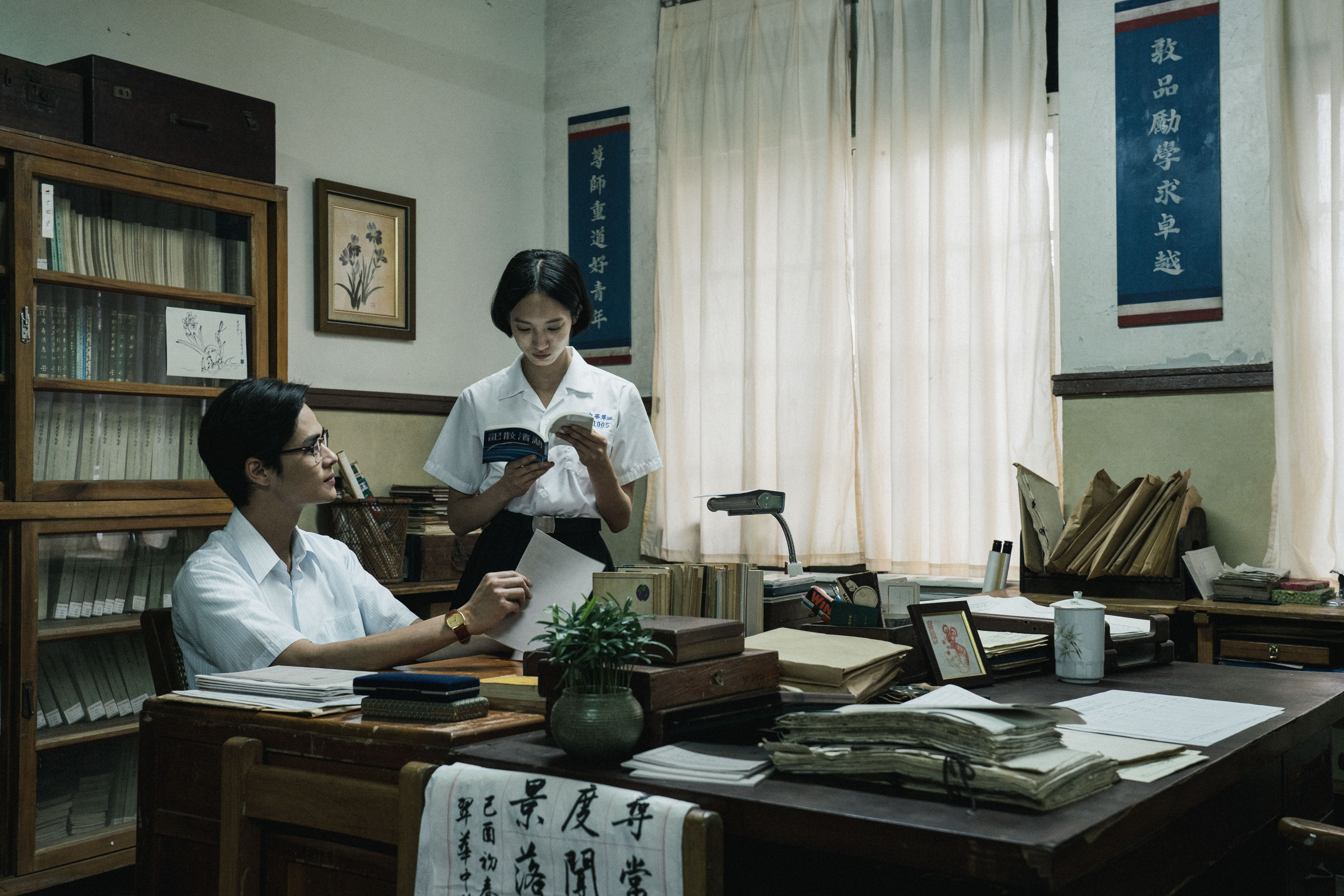 夏騰宏（左）與韓寧（右）在影集中分別飾演張老師與方學姊。（公視提供）