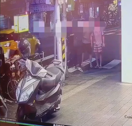 李嫌等3人當街與宋姓男子發生口角，持刀傷人。（翻攝畫面）