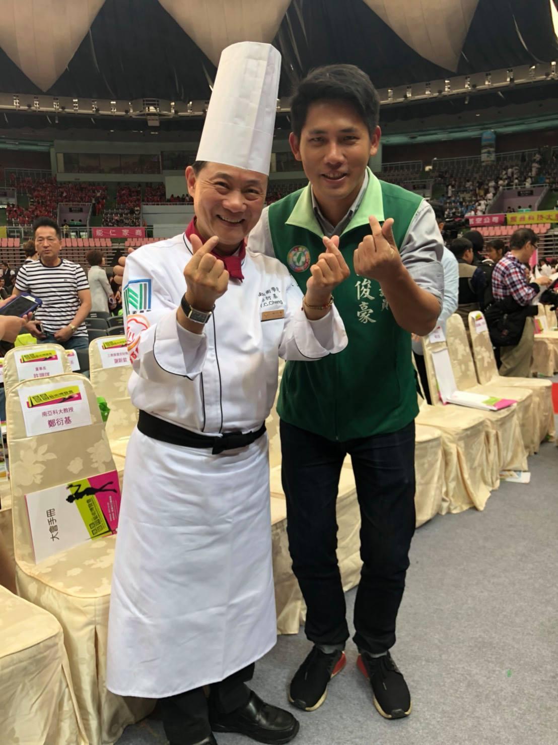 彭俊豪（右）私下也很崇拜阿基師（左），兩人曾一起拍下合照。（翻攝自彭俊豪臉書）
