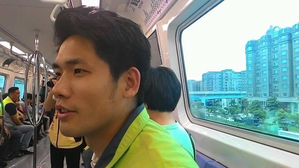 民進黨桃園市議員彭俊豪側臉神似周董，被網友稱為「桃園周杰倫」。（翻攝自彭俊豪臉書）