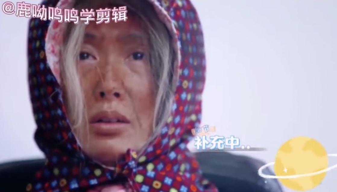 朱茵在節目《想想辦法吧!爸爸》中不惜扮醜近距離觀看老公跟女兒相處狀況。(鹿呦嗚嗚剪輯微博)