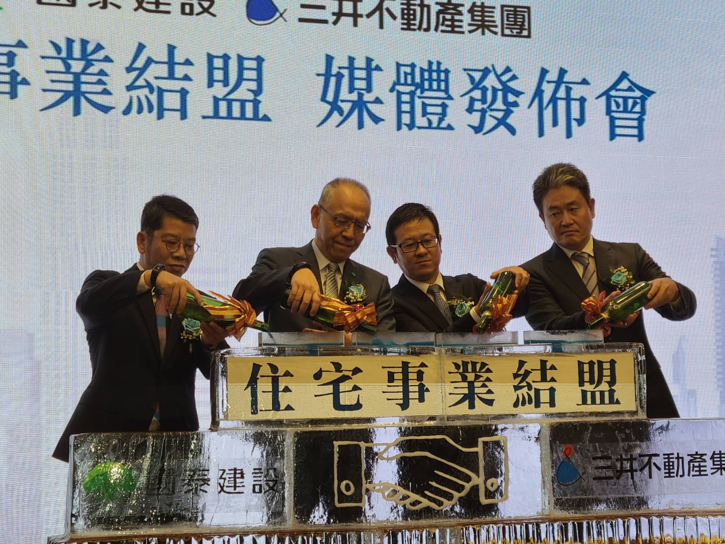 國泰建設今日(10/20)於國泰萬怡酒店舉辦記者會，正式宣布與日本三井不動產在台灣進行住宅事業合資開發。（由左至右為：國建總經理李虹明、國建董事長張清櫆、台灣三井不動產下町一朗董事長、小野浩史副總經理）