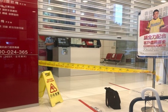 今（20日）下午1點多台北市信義路2段上的中國信託銀行東門分行發生搶案，歹徒得手42萬元逃逸。（翻攝畫面）