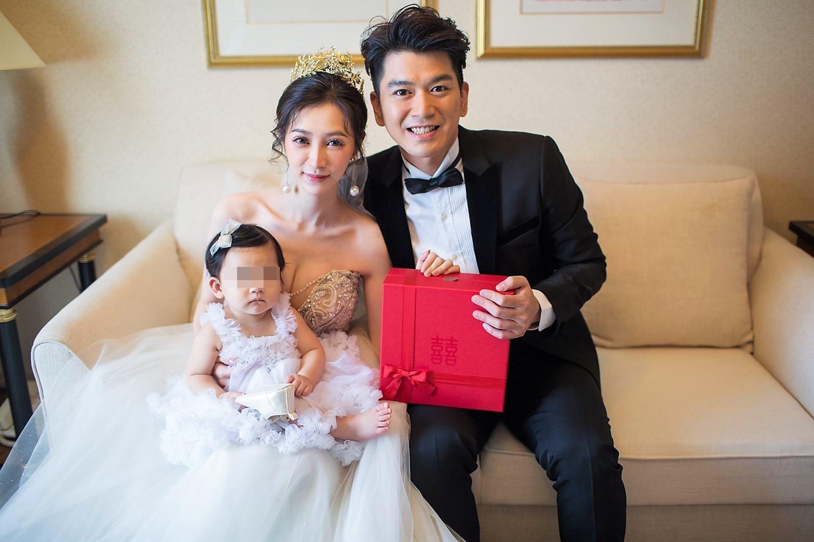 潘逸安(右)和老婆Vivian、女兒米估在高雄先辦一場婚宴。(艾迪昇傳播提供)
