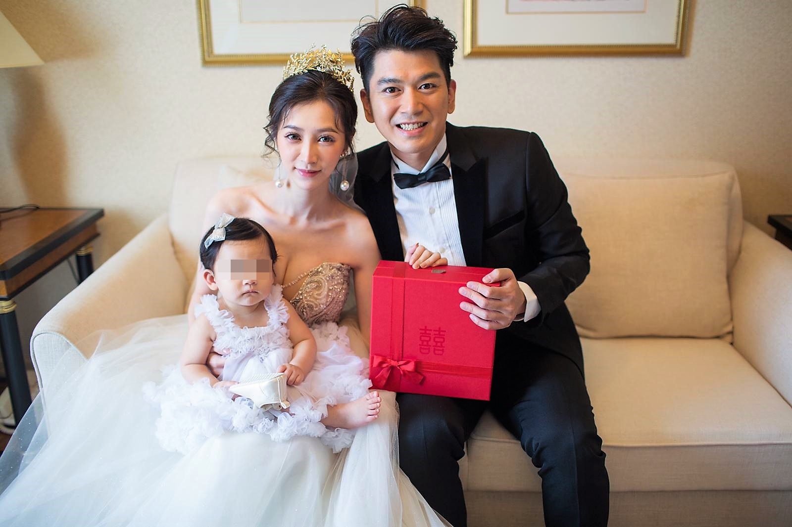 潘逸安（右）和老婆Vivian、女兒米估在高雄先辦一場婚宴。（艾迪昇傳播提供）