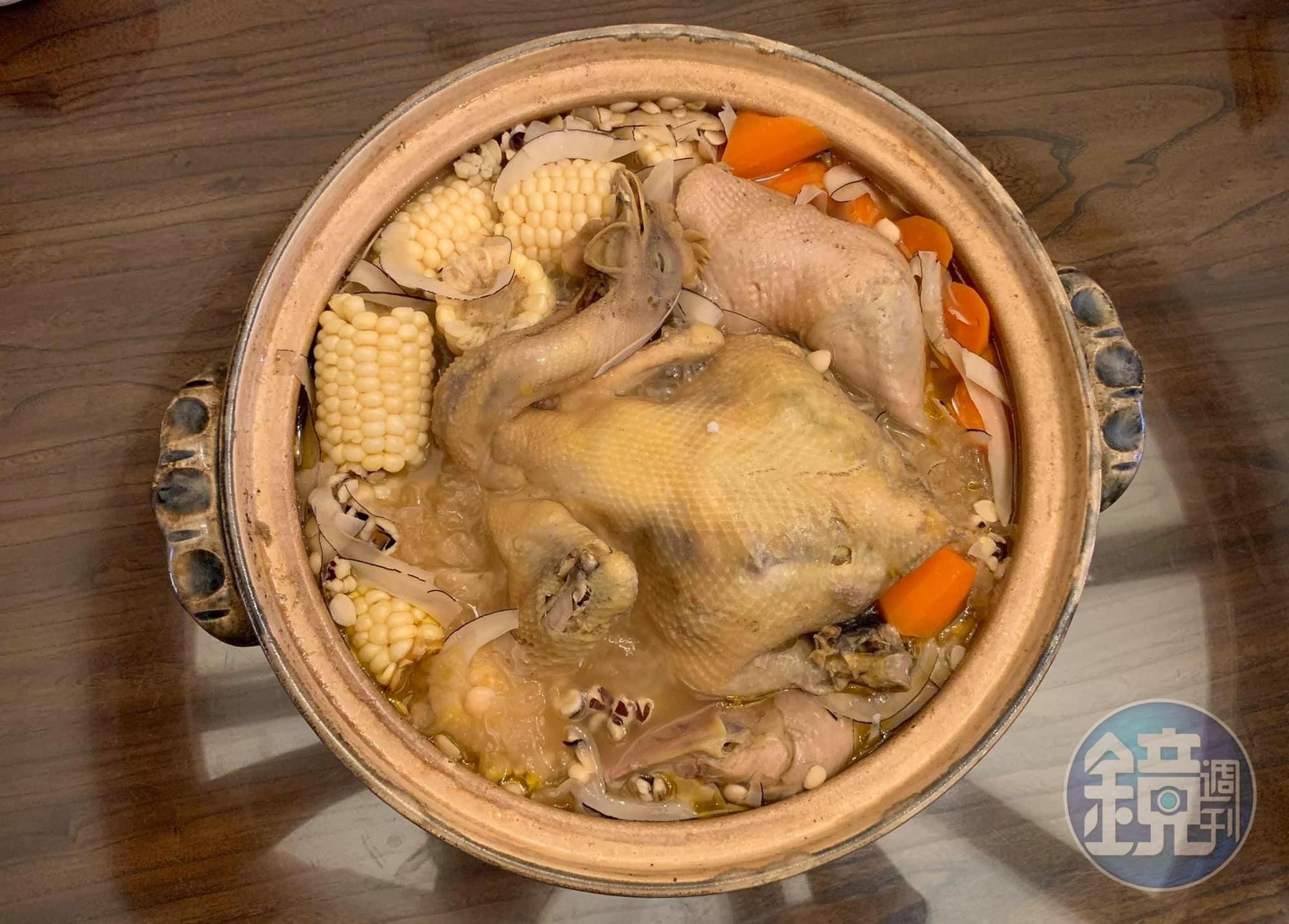 秋季尚白，多用白色食材的「栗子玉米海底椰雞湯」是最適合秋日的潤肺湯品。