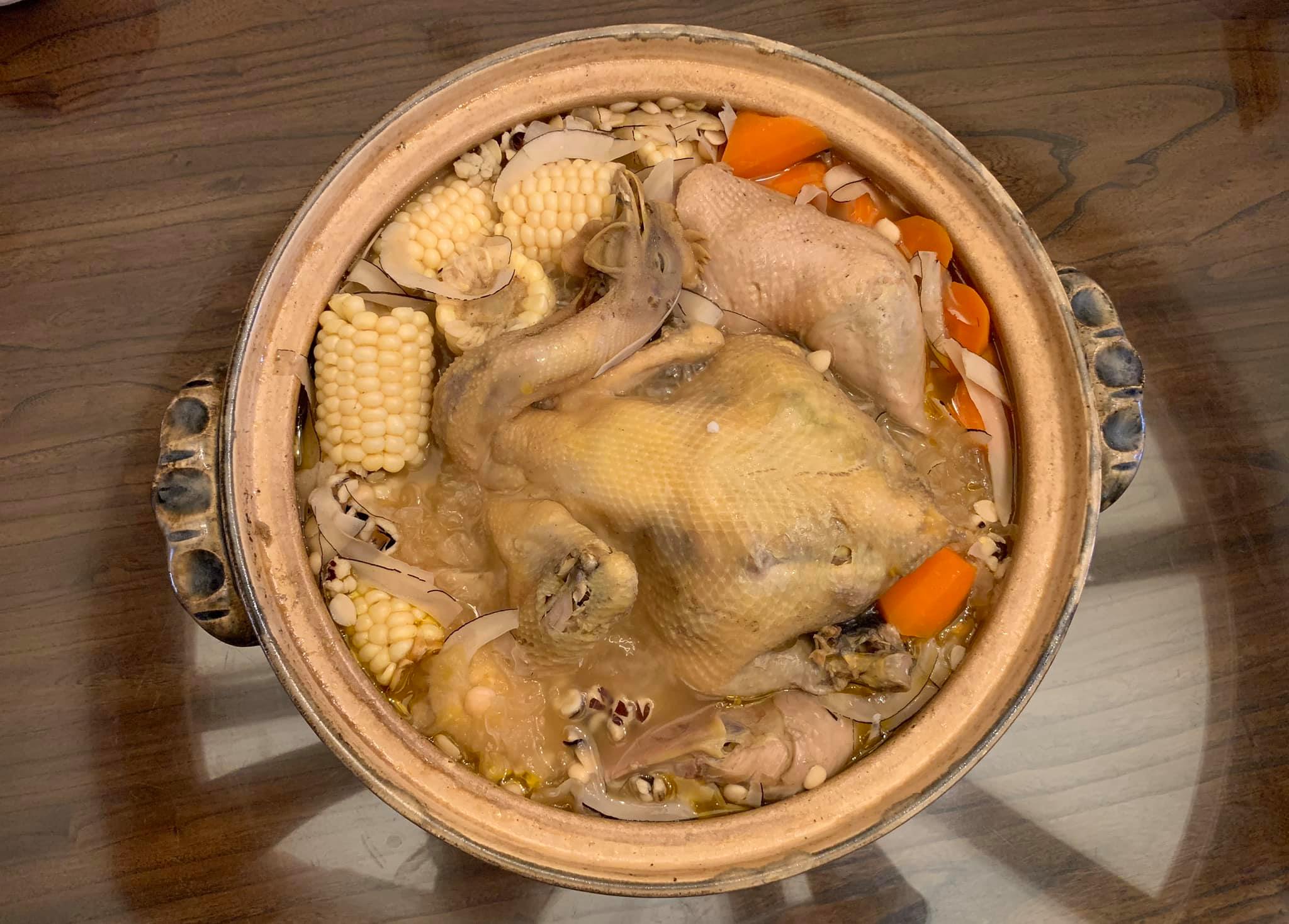 秋季尚白，多用白色食材的「栗子玉米海底椰雞湯」是最適合秋日的潤肺湯品。