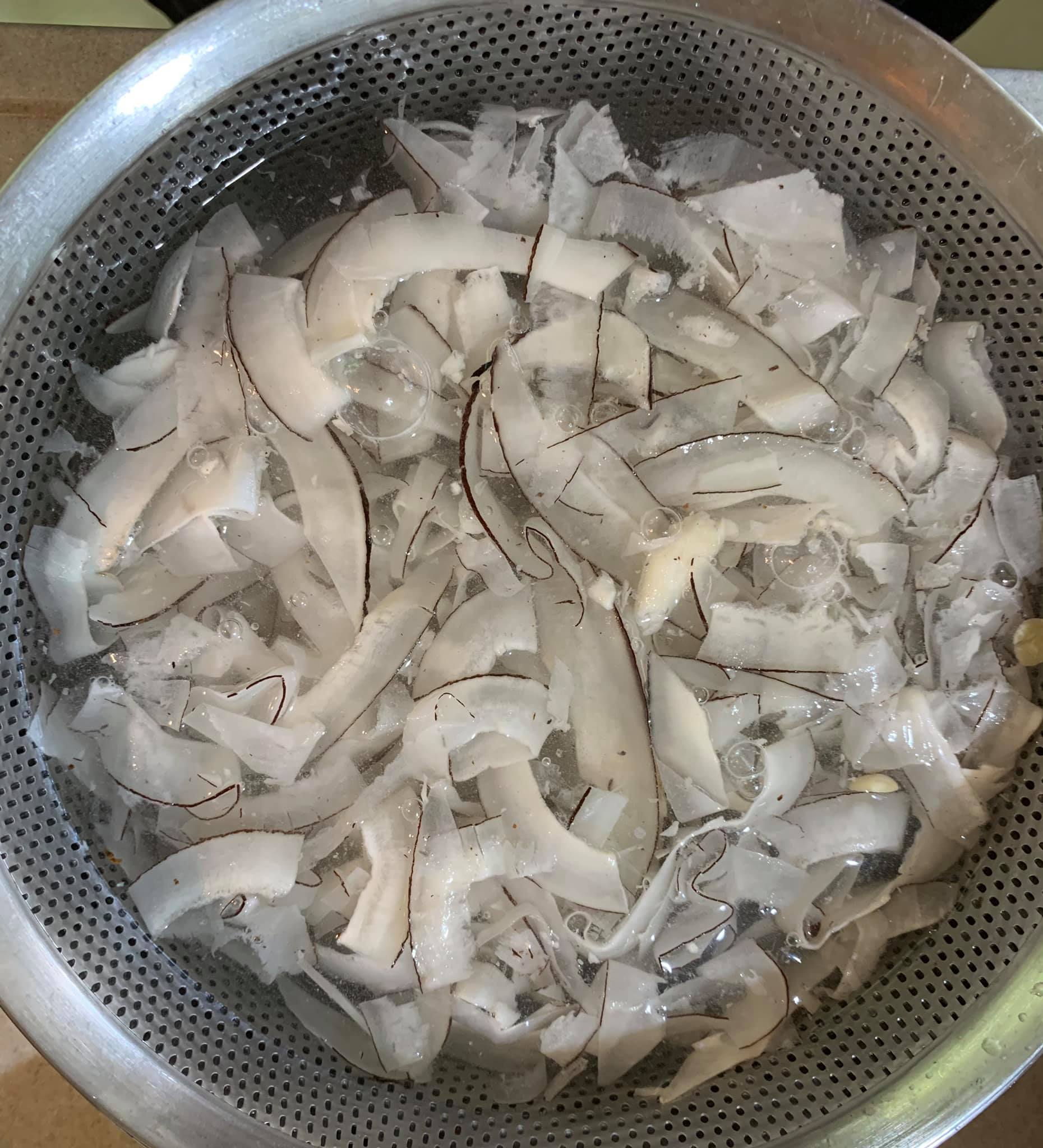 底椰洗淨備用。