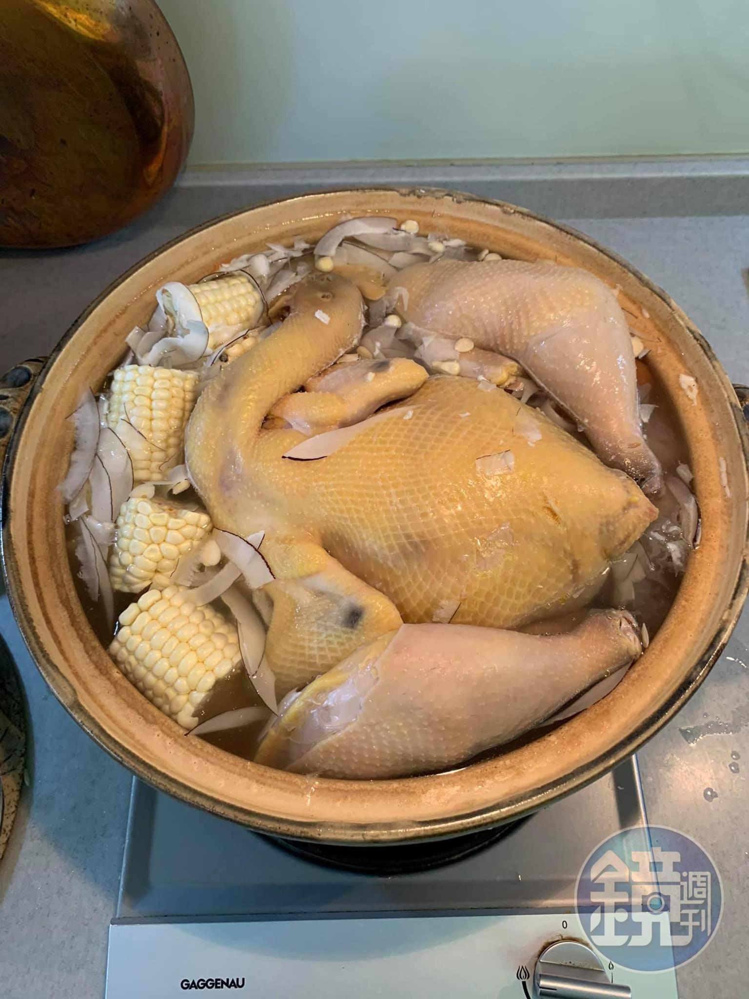 開火煲湯。