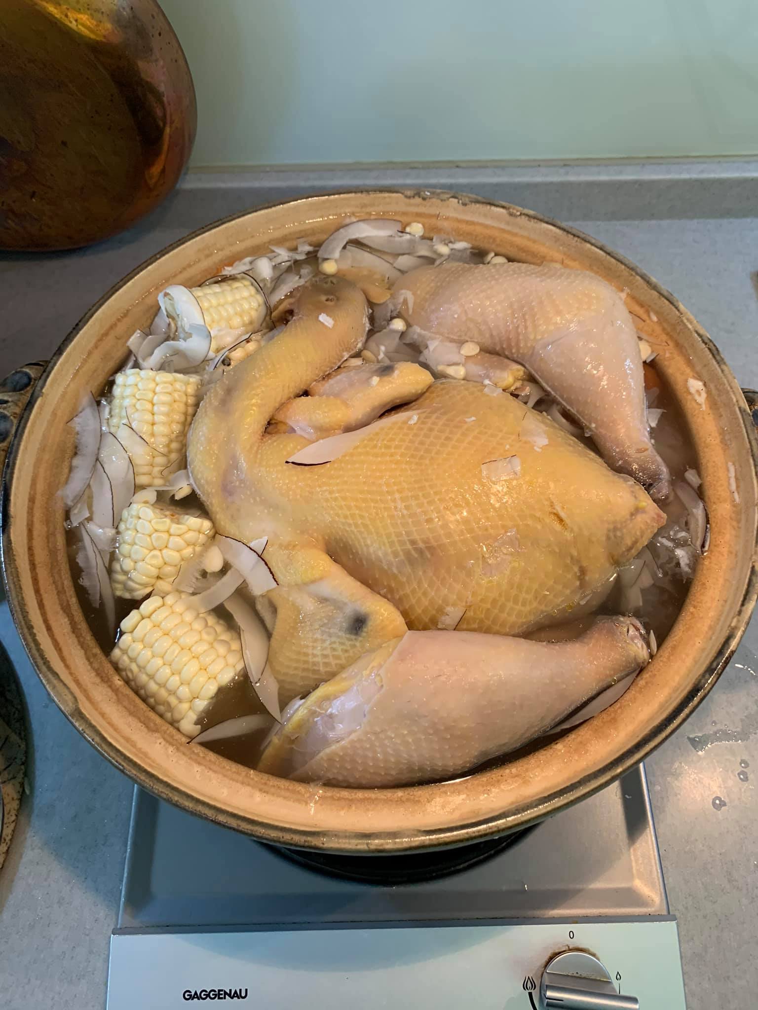 開火煲湯。