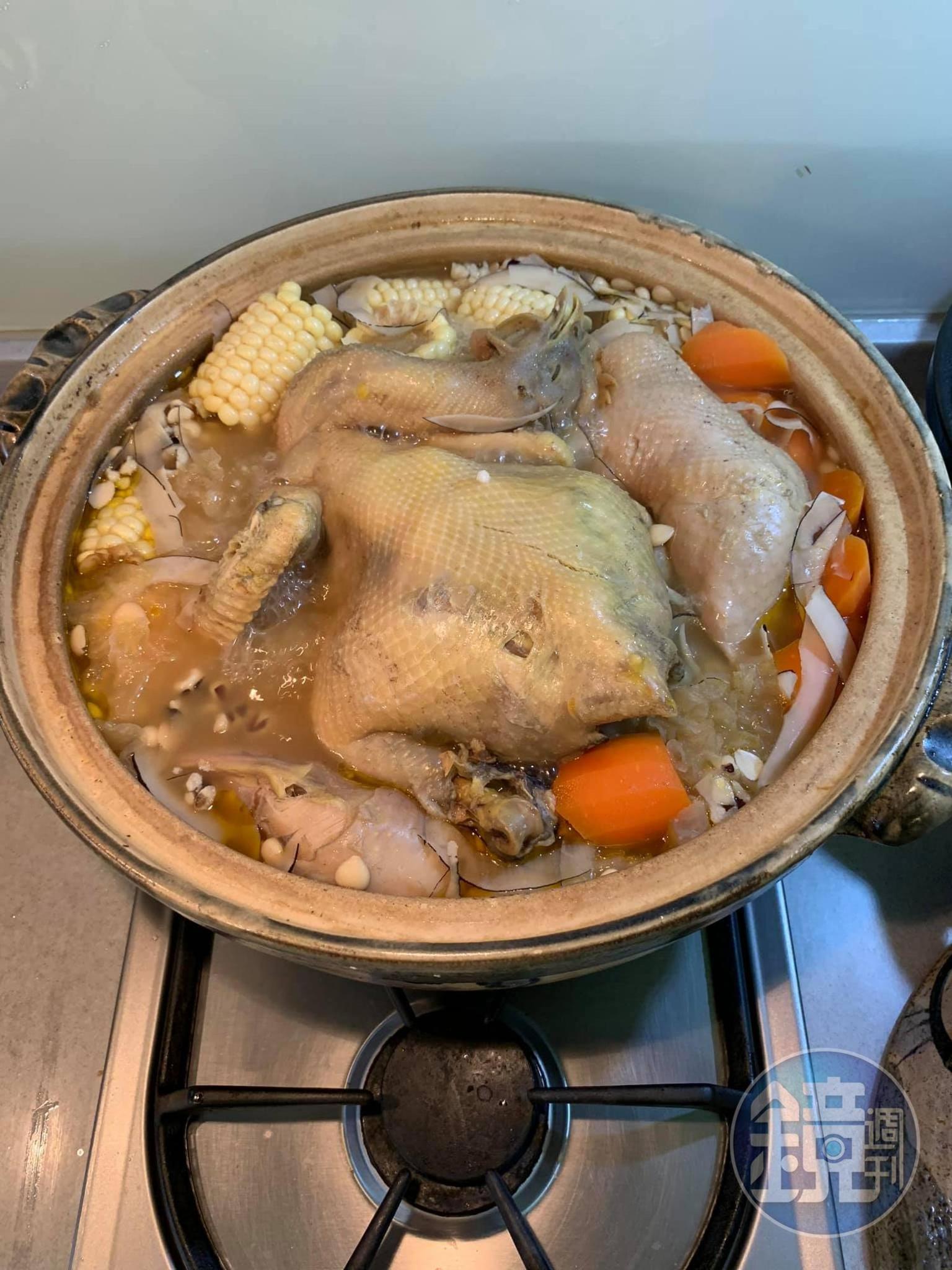燉煮2個半小時後，開鍋試味。