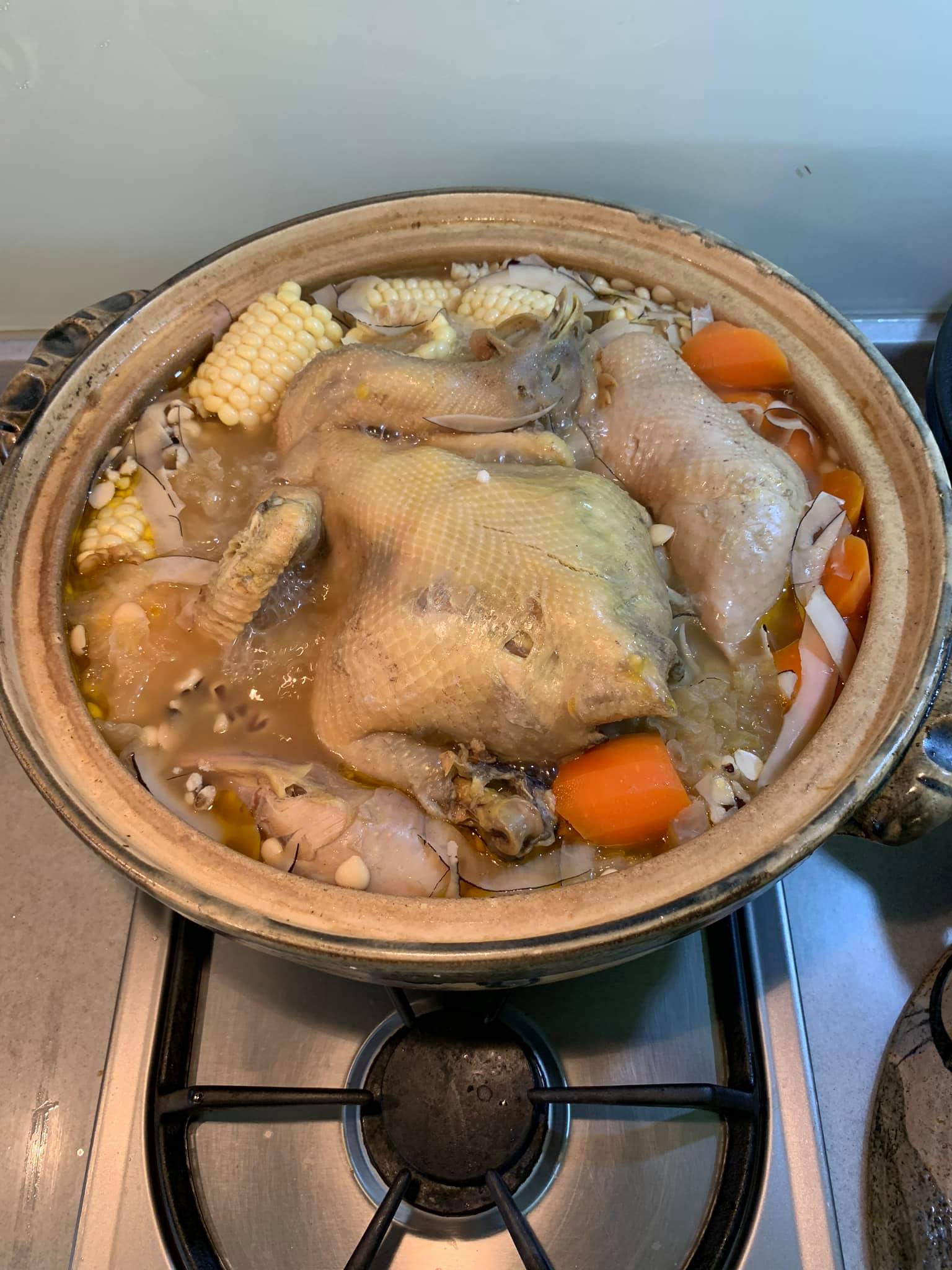 燉煮2個半小時後，開鍋試味。