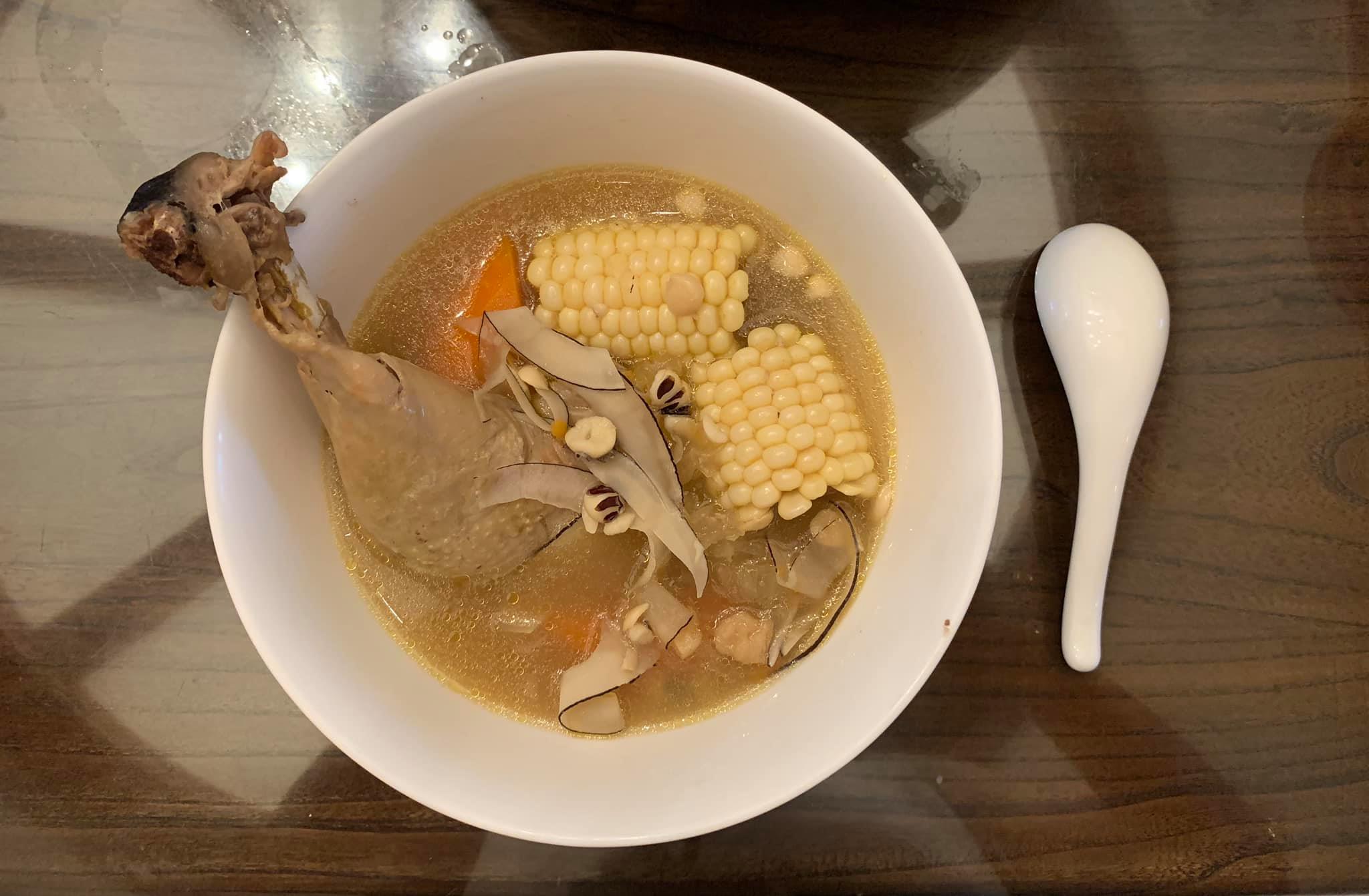 栗子玉米海底椰雞湯，鮮甜潤肺，這個玉米超好吃的。