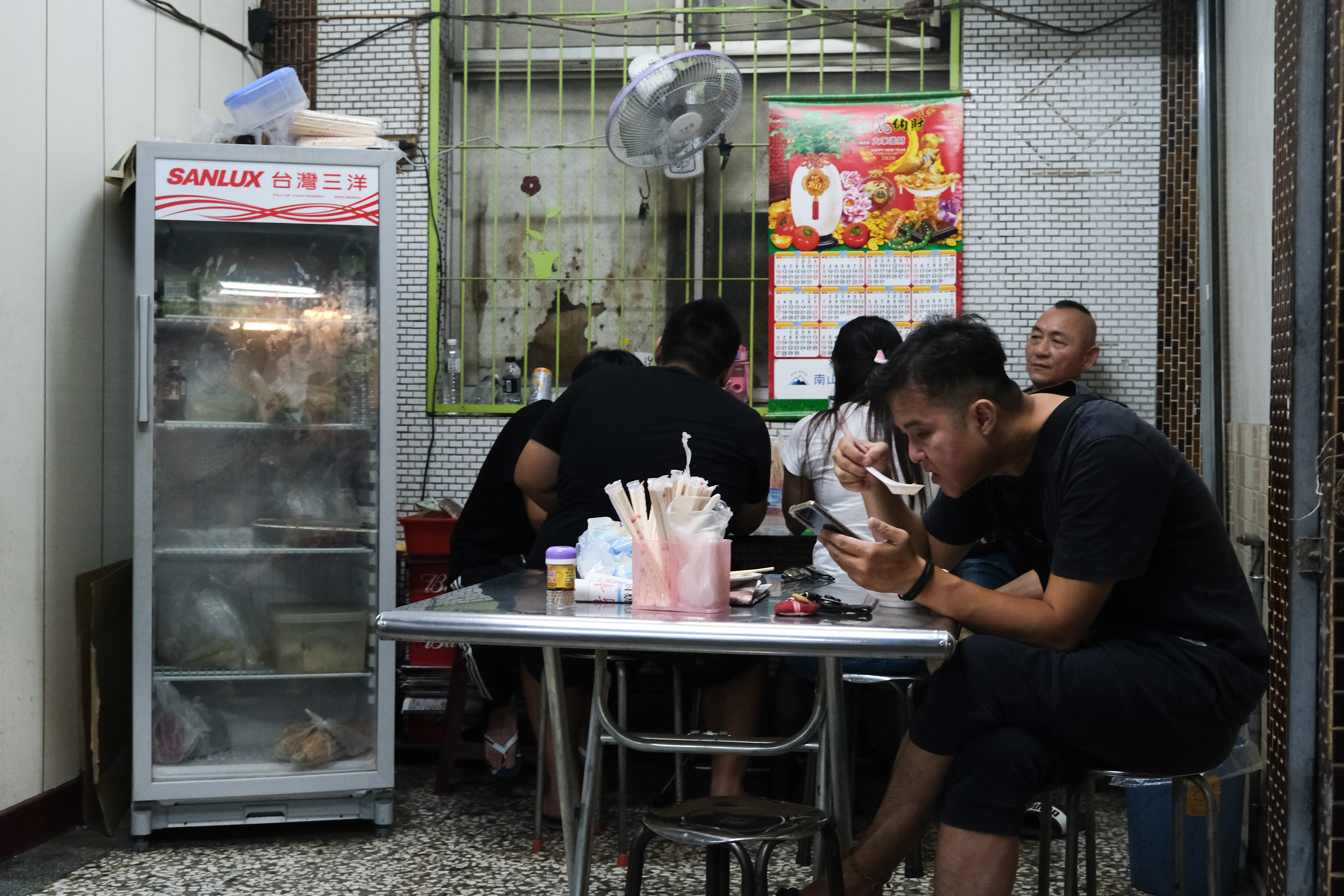 店內小小的，就2桌。