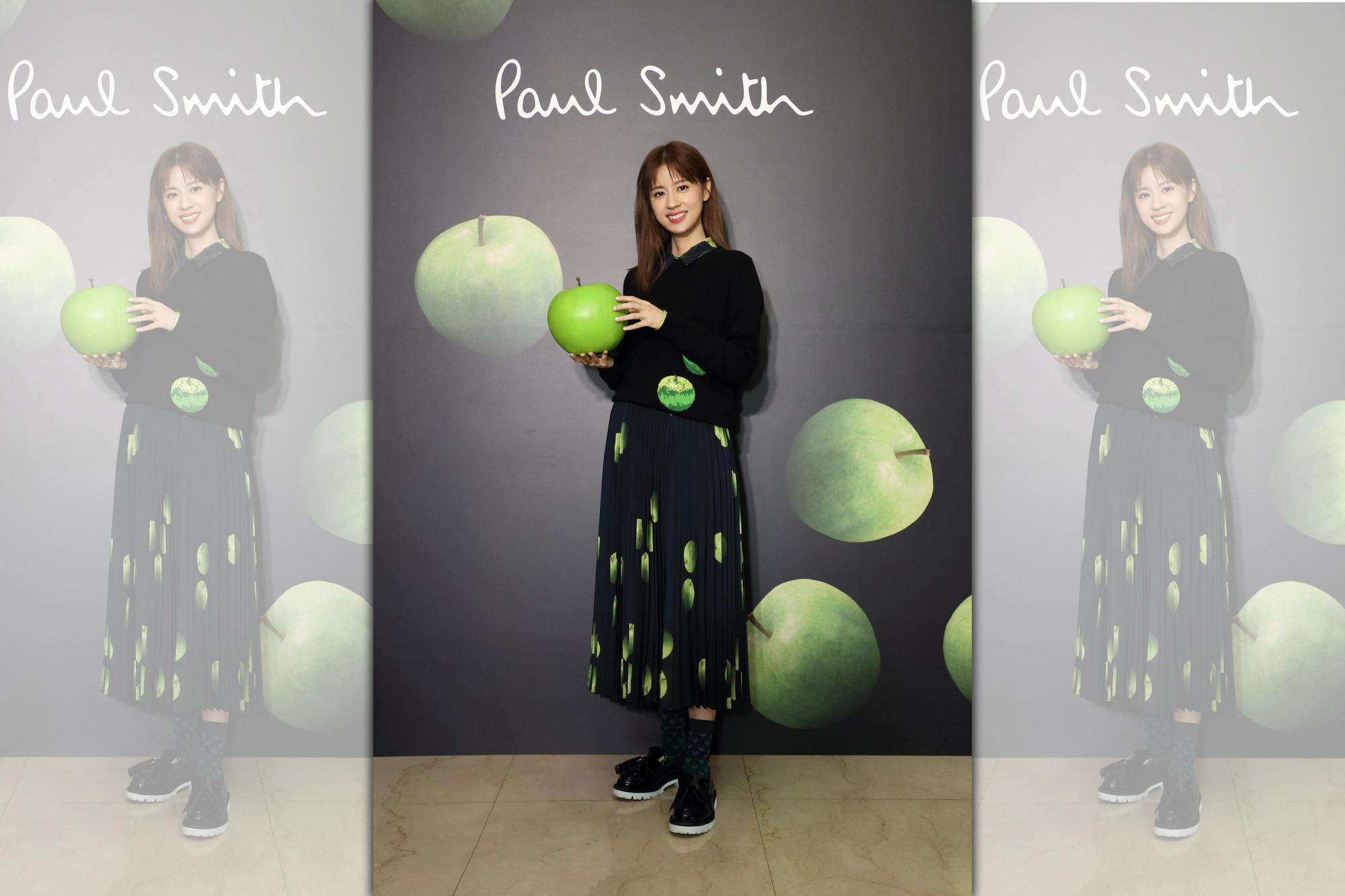 林予晞穿著Paul Smith青蘋果絲質襯衫NT$24,500、青蘋果針織衫NT$20,500、青蘋果百褶裙NT$19,500。（藍鐘提供）