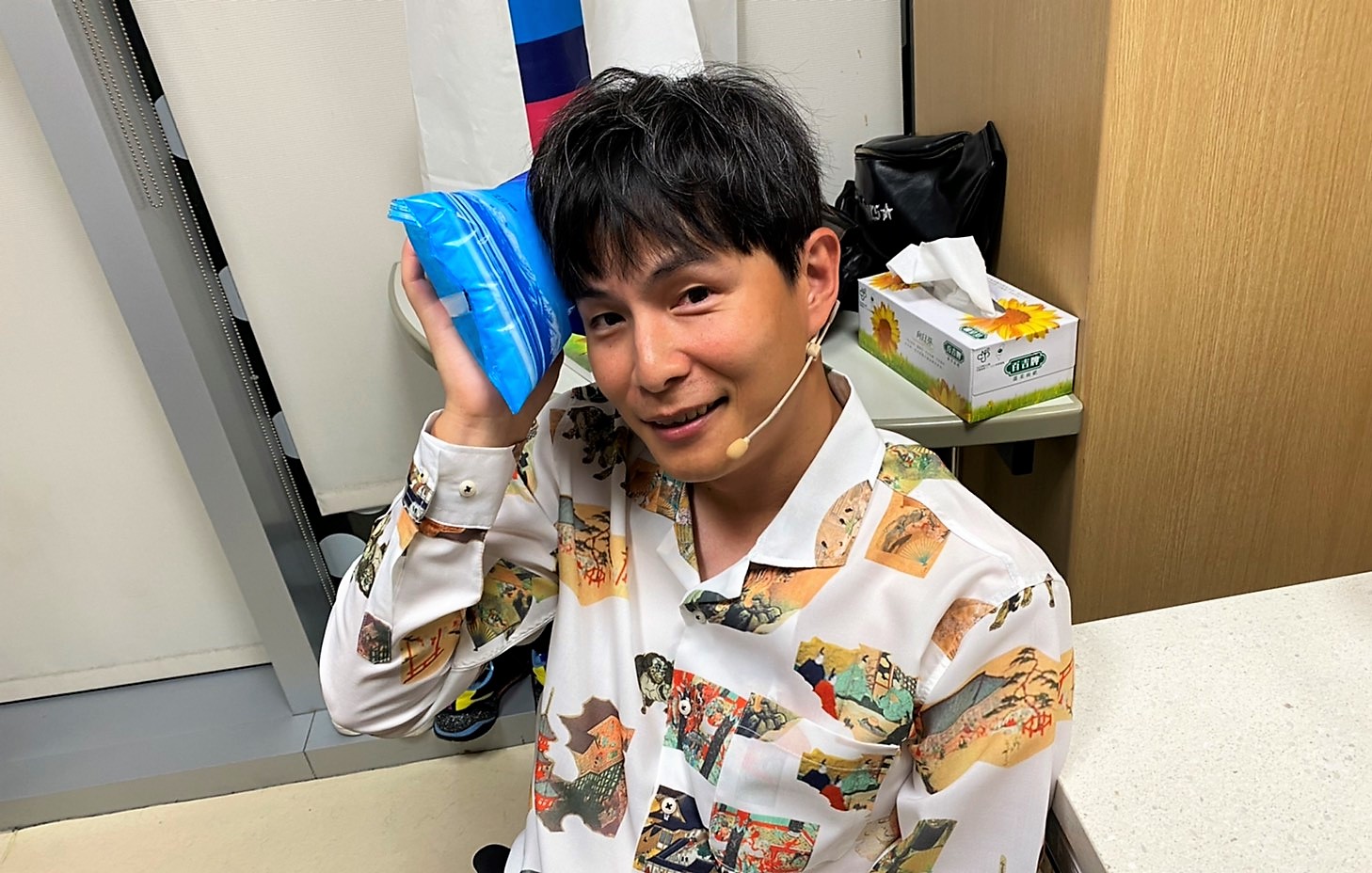 孫協志親自示範遊戲闖關技巧，卻遭迷你麥克風砸頭。（民視提供）