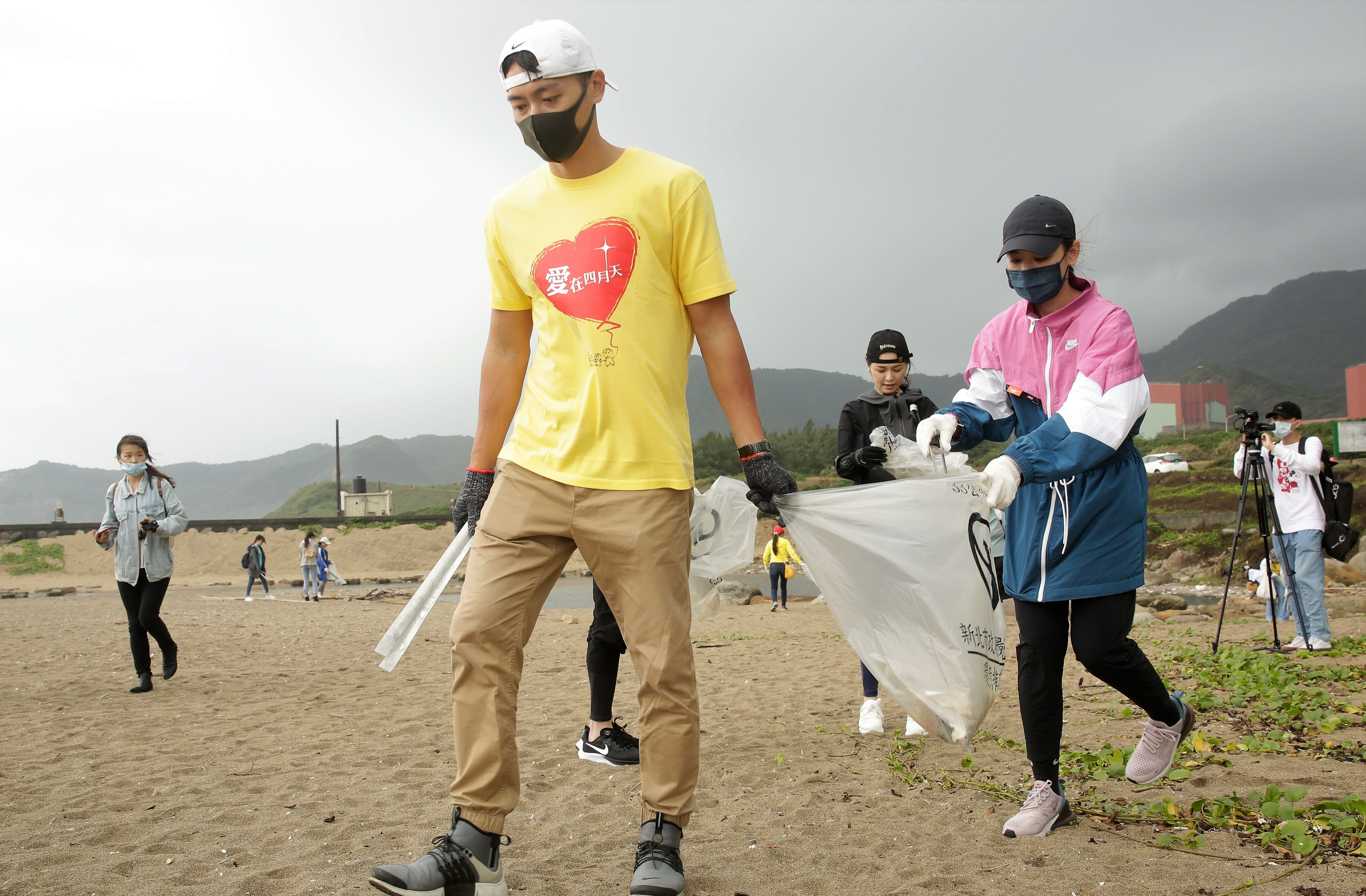 馬俊麟（左）、梁敏婷（右）受邀出席「RE-THINK」公益淨灘活動。