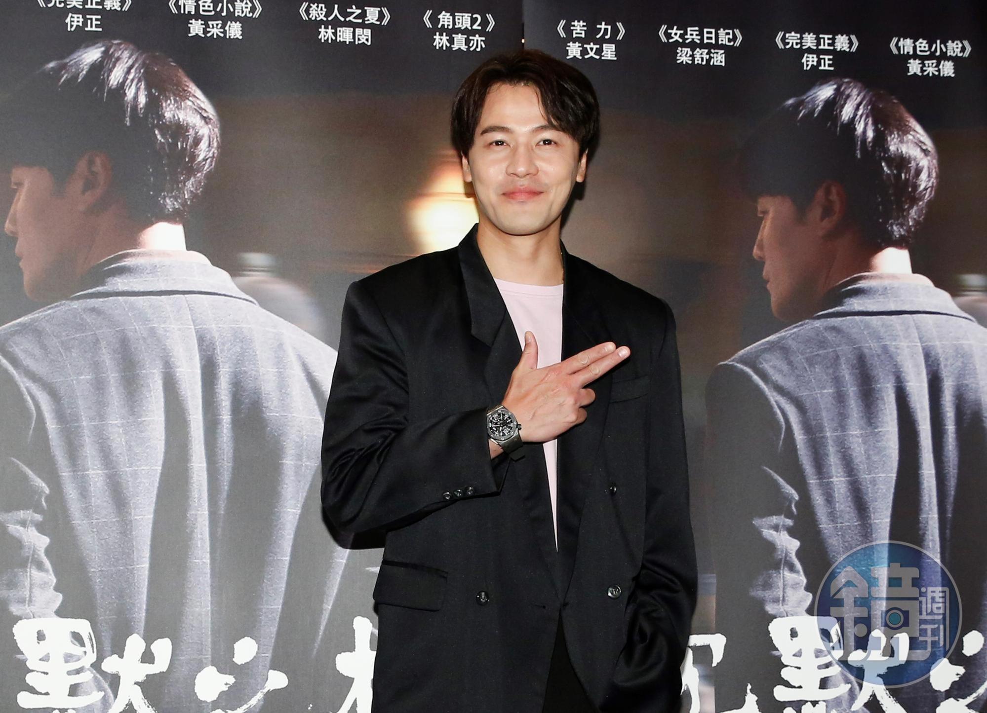 黃文星時隔12年再度演出國語劇,在《沉默之槍》飾演一位皮笑肉不笑的偵探。